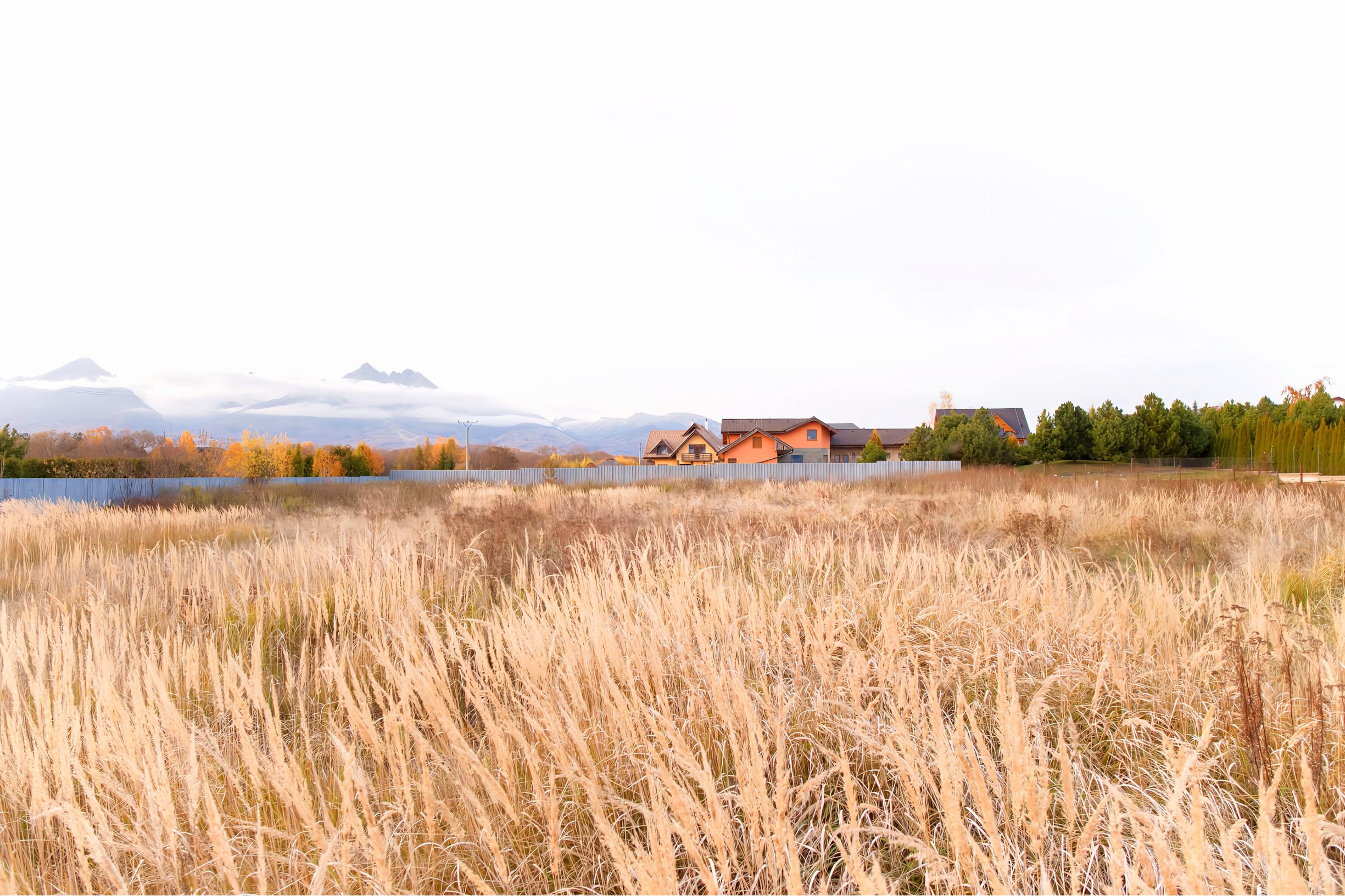 Rovinatý stavebný pozemok (1271 m2) Veľká Lomnica