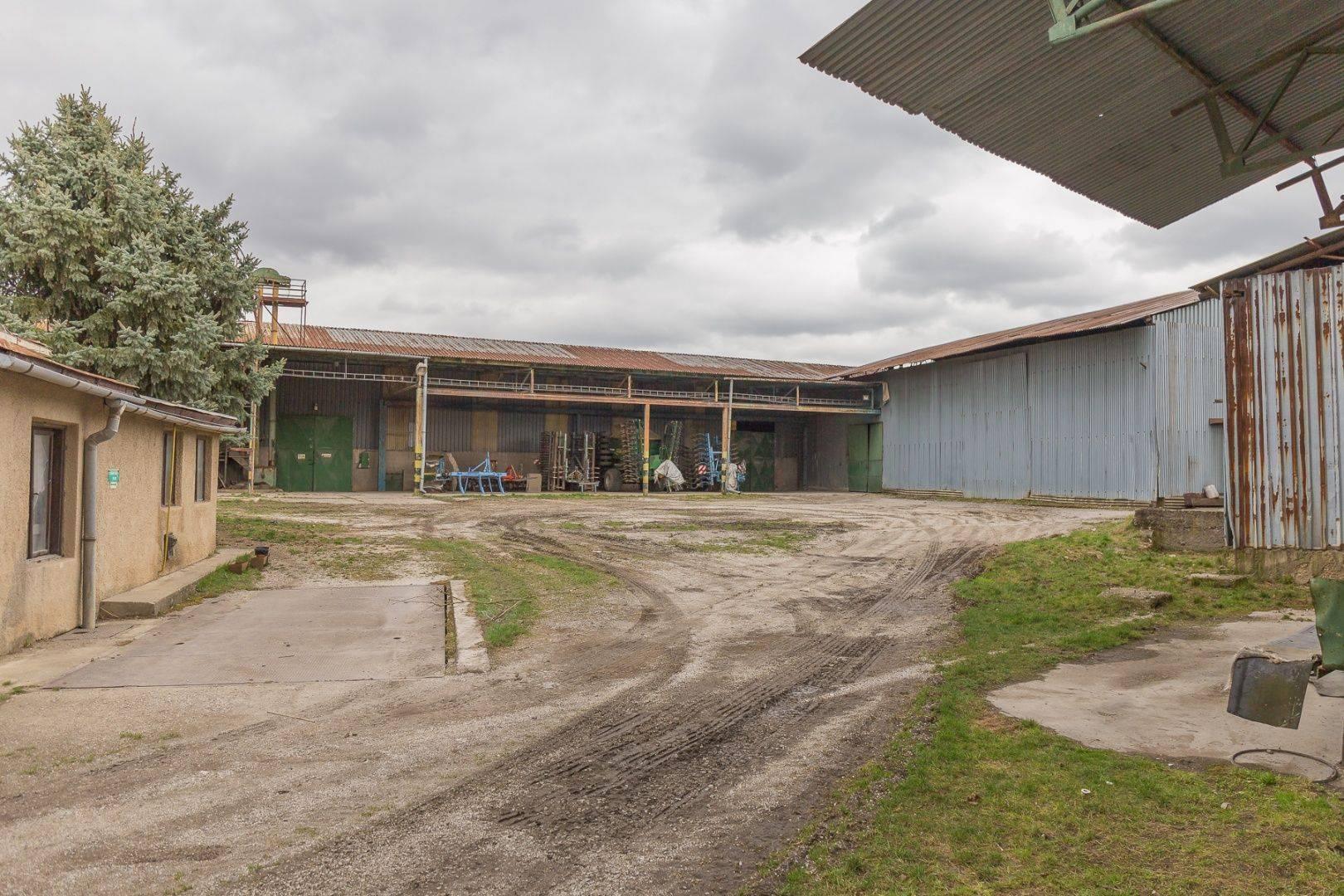 ZNÍŽENÁ CENA! Podnik. areál (0,6 ha) Moldava nad Bodvou