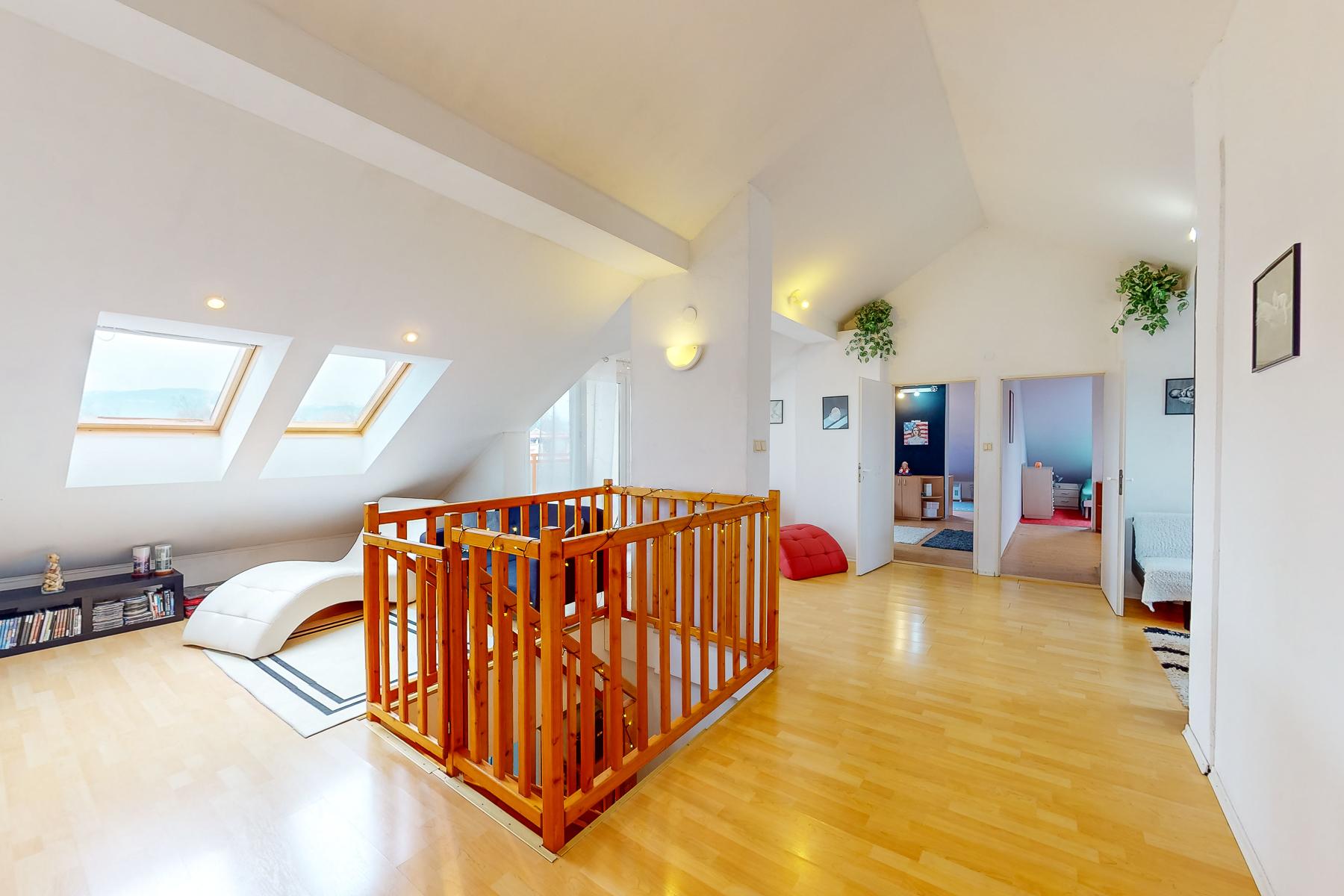 REZERVOVANÝ Veľký mezonet 4+1 (199 m2) s loggiou centrum Sp. Nová Ves