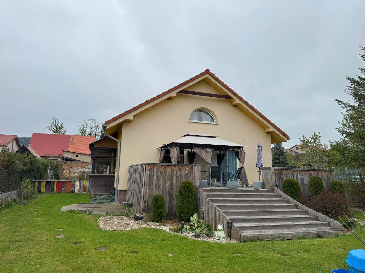 ZNÍŽENÁ CENA ! Rodinný dom s veľkým pozemkom v obci Tvarožná