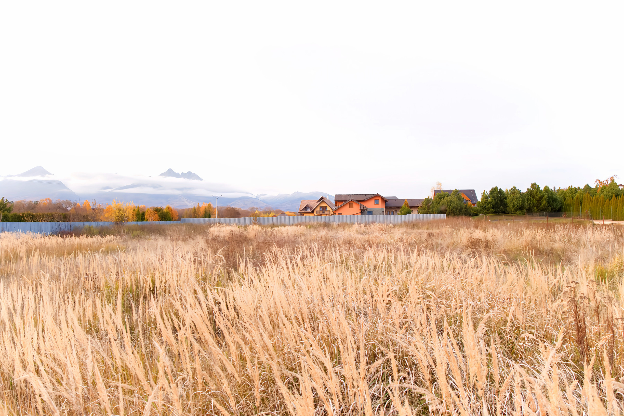 Rovinatý stavebný pozemok (1271 m2) Veľká Lomnica