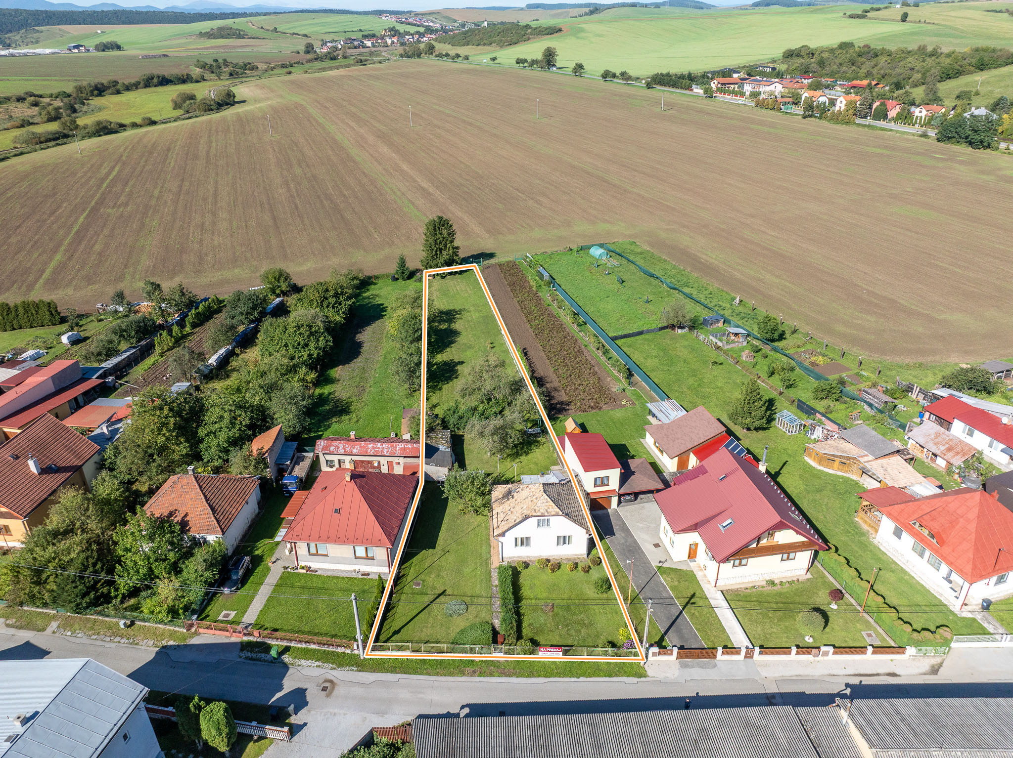 REZERVOVANÉ  - Veľký pozemok so starším domom v dobrej lokalite Spišské Vlachy