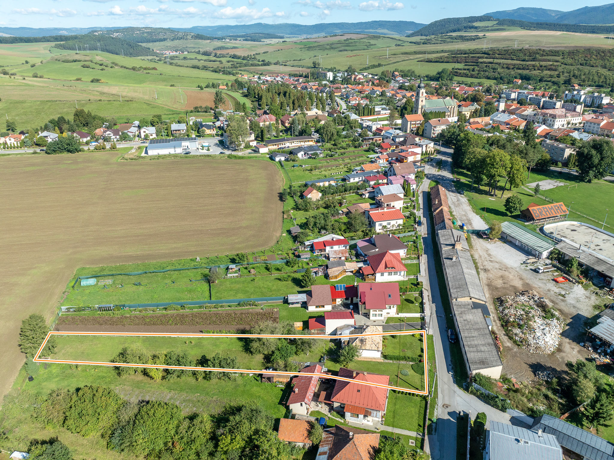 REZERVOVANÉ  - Veľký pozemok so starším domom v dobrej lokalite Spišské Vlachy