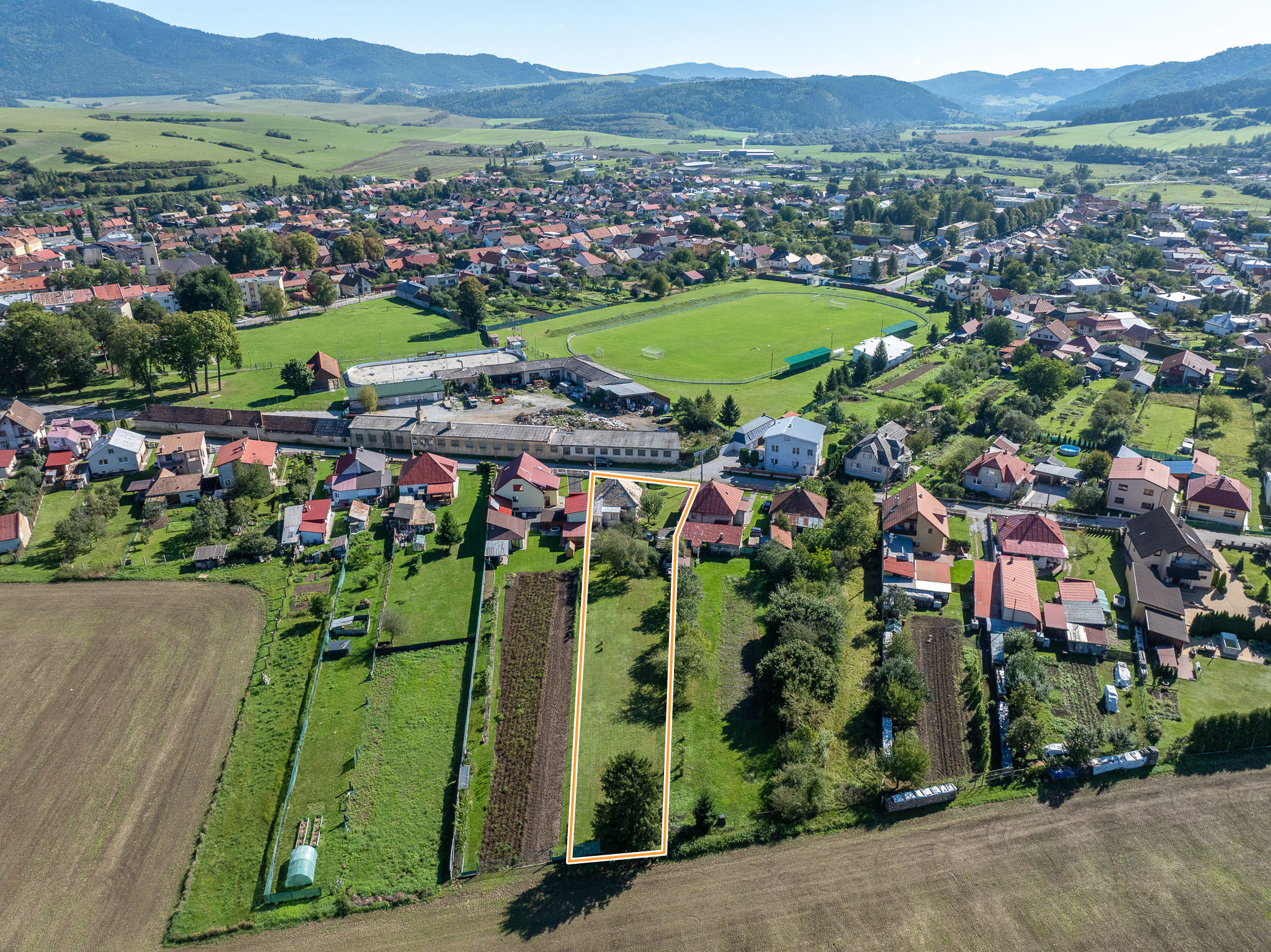 REZERVOVANÉ  - Veľký pozemok so starším domom v dobrej lokalite Spišské Vlachy