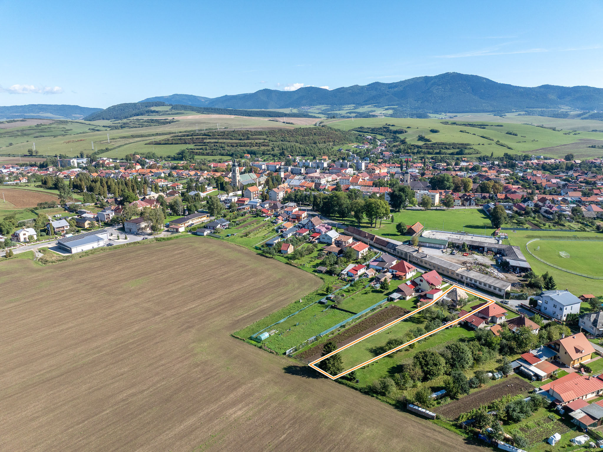 REZERVOVANÉ  - Veľký pozemok so starším domom v dobrej lokalite Spišské Vlachy