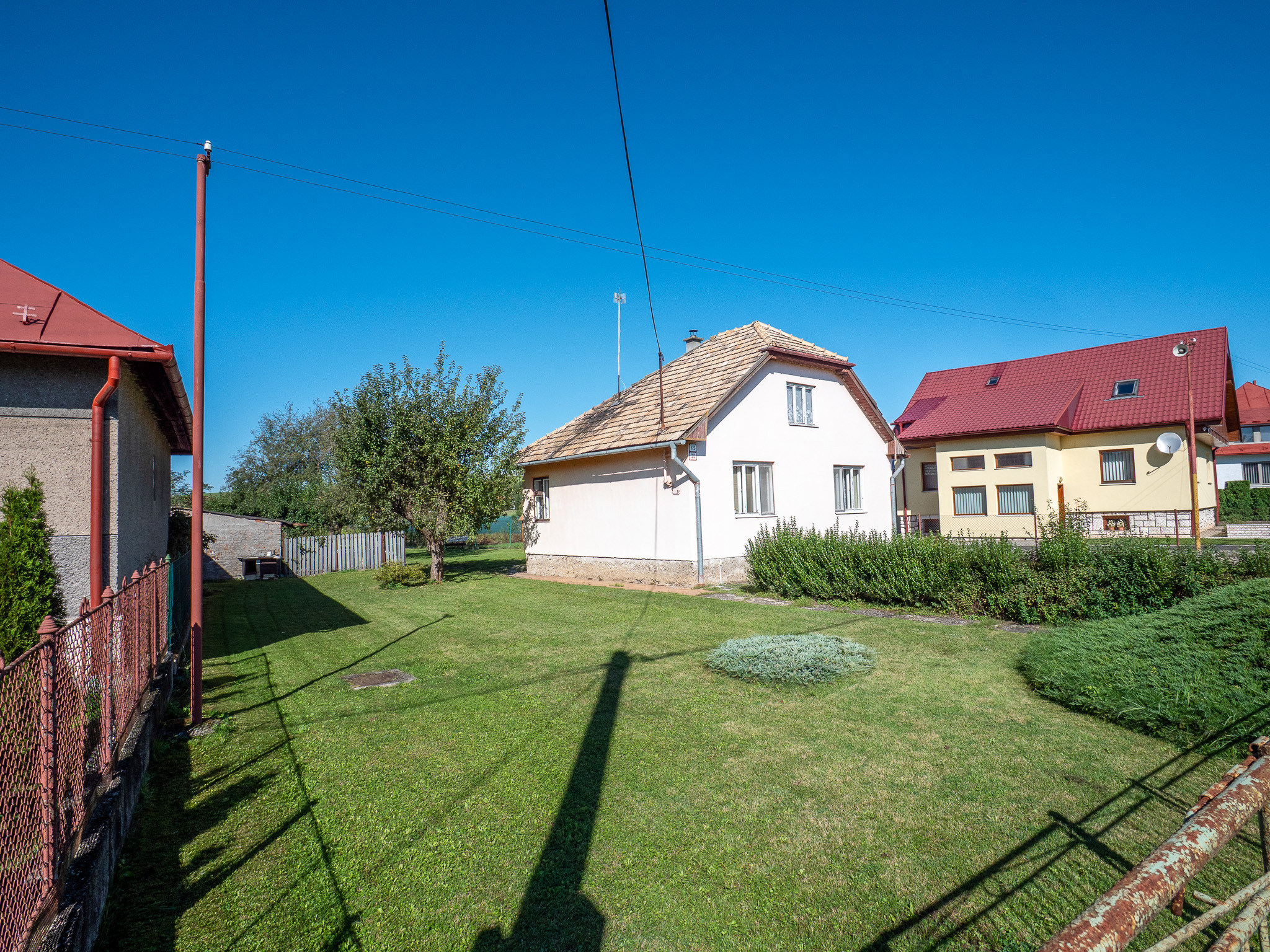 REZERVOVANÉ  - Veľký pozemok so starším domom v dobrej lokalite Spišské Vlachy