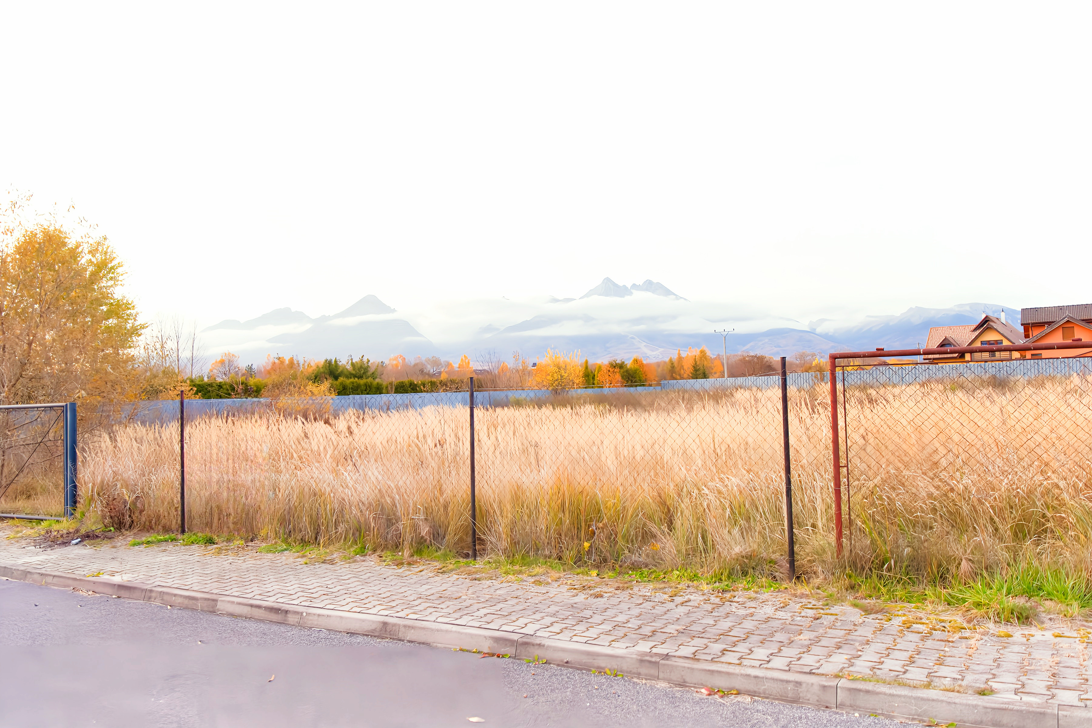 Rovinatý stavebný pozemok (1271 m2) Veľká Lomnica