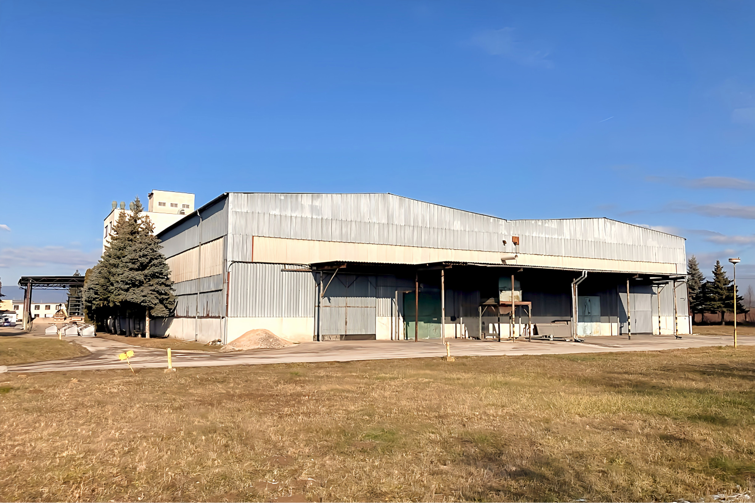 ZNÍŽENÁ CENA! Podnikateľský areál (3,3 ha) neďaleko Košíc