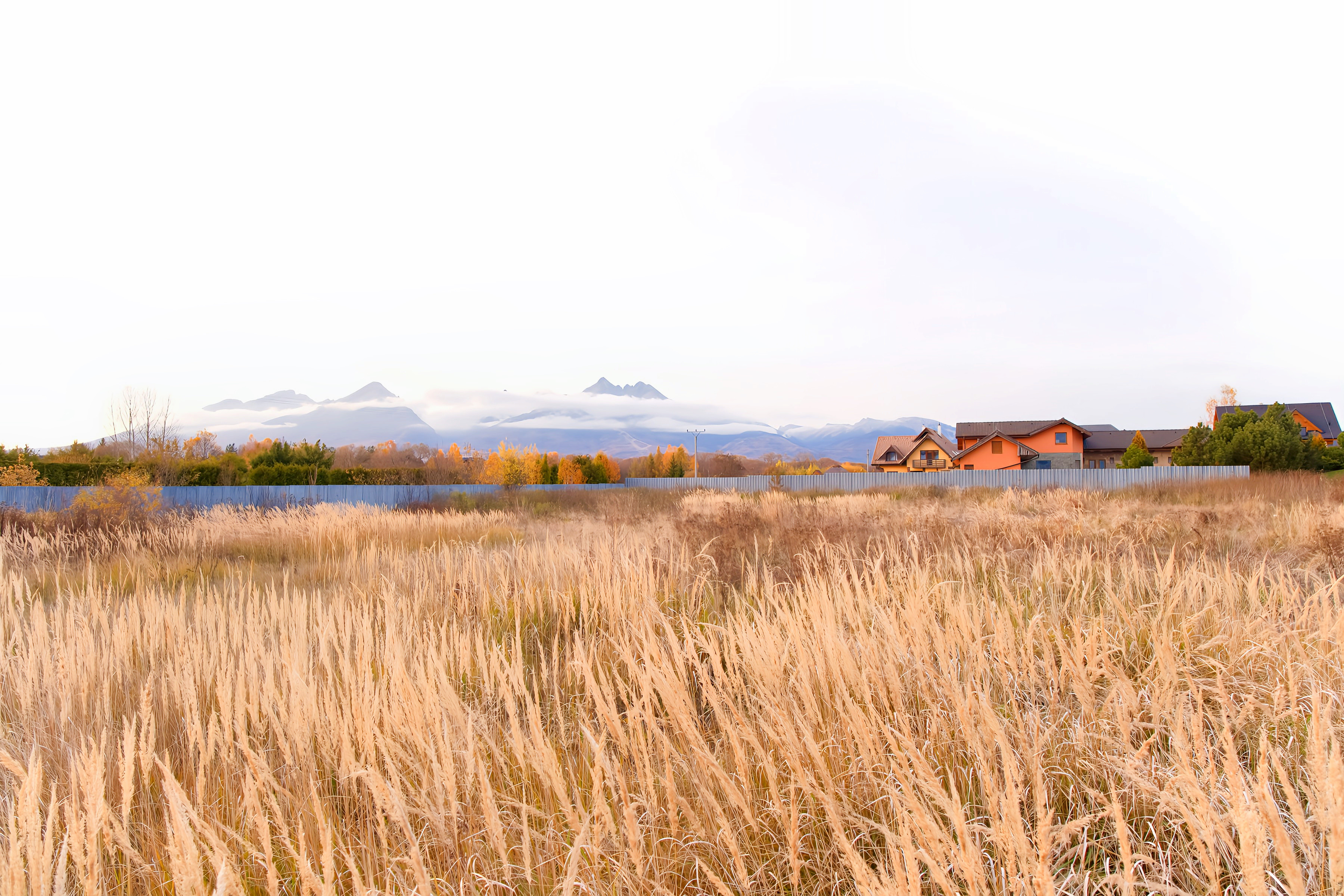 Rovinatý stavebný pozemok (1271 m2) Veľká Lomnica