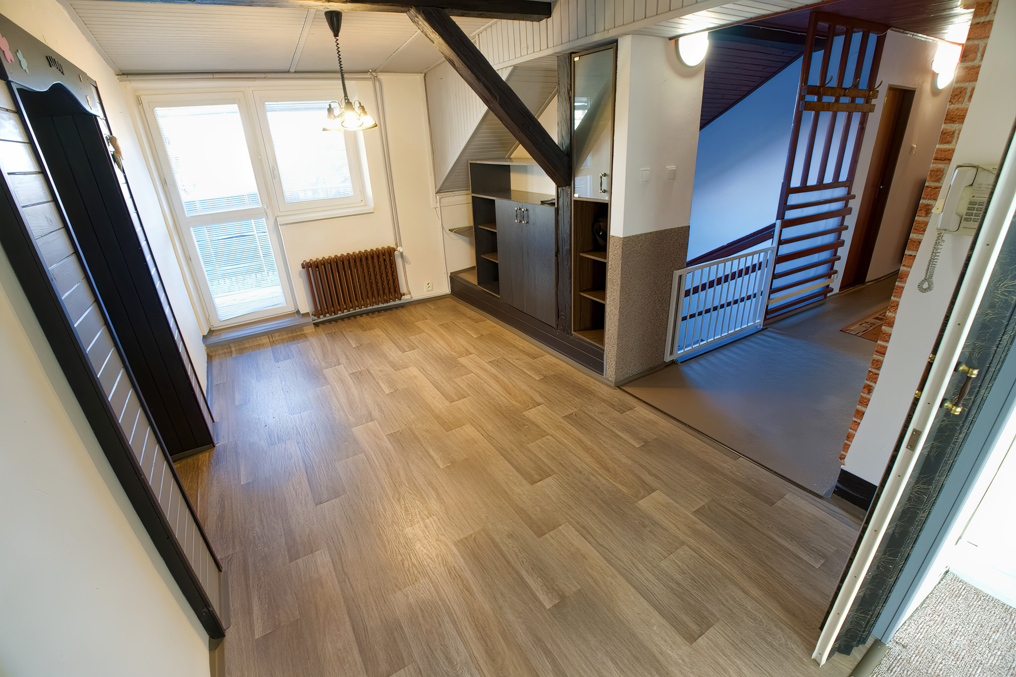 Byt 4+1 (135 m2) s loggiou blízko žel. stanice a centra Sp. Nová Ves