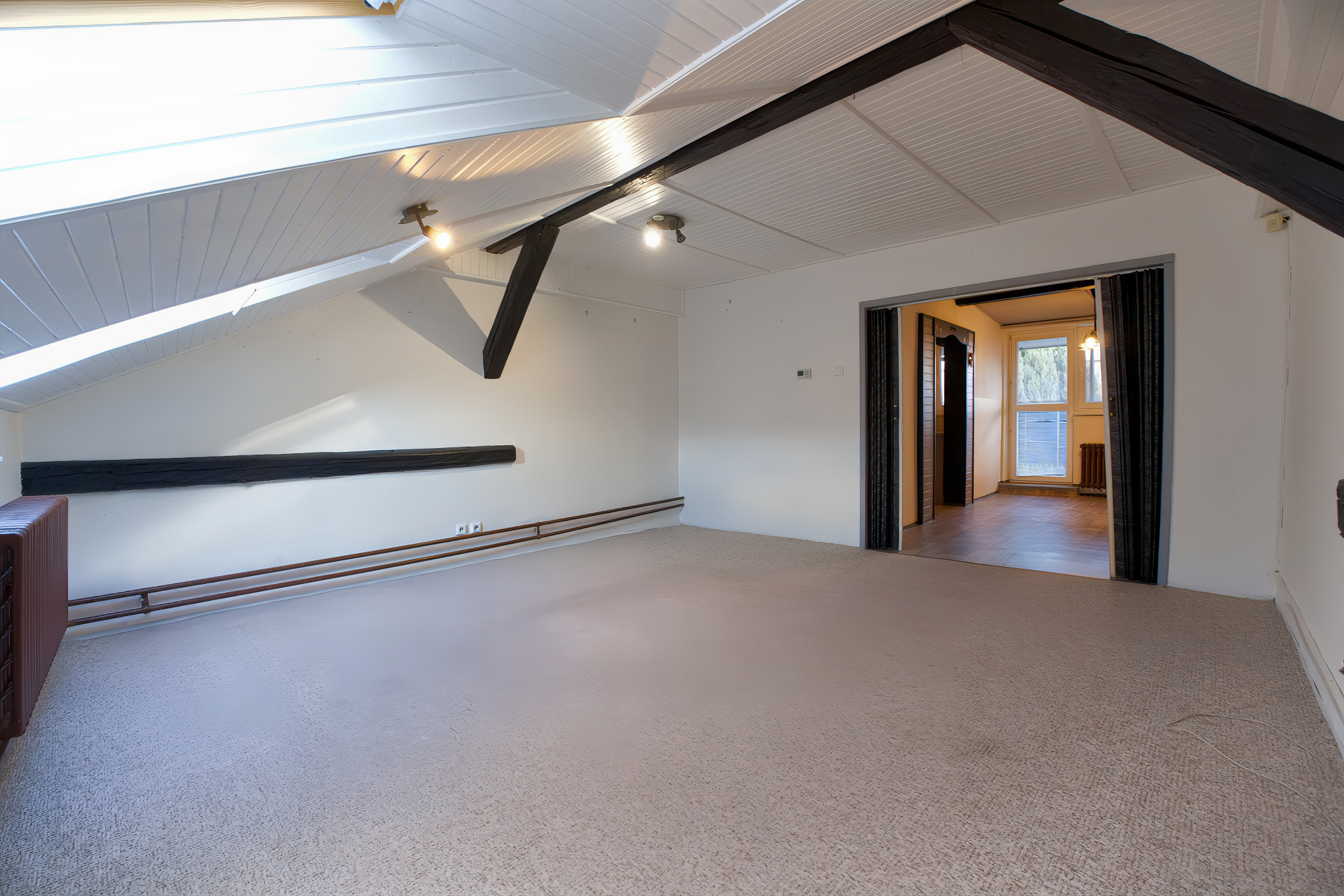 Byt 4+1 (135 m2) s loggiou blízko žel. stanice a centra Sp. Nová Ves