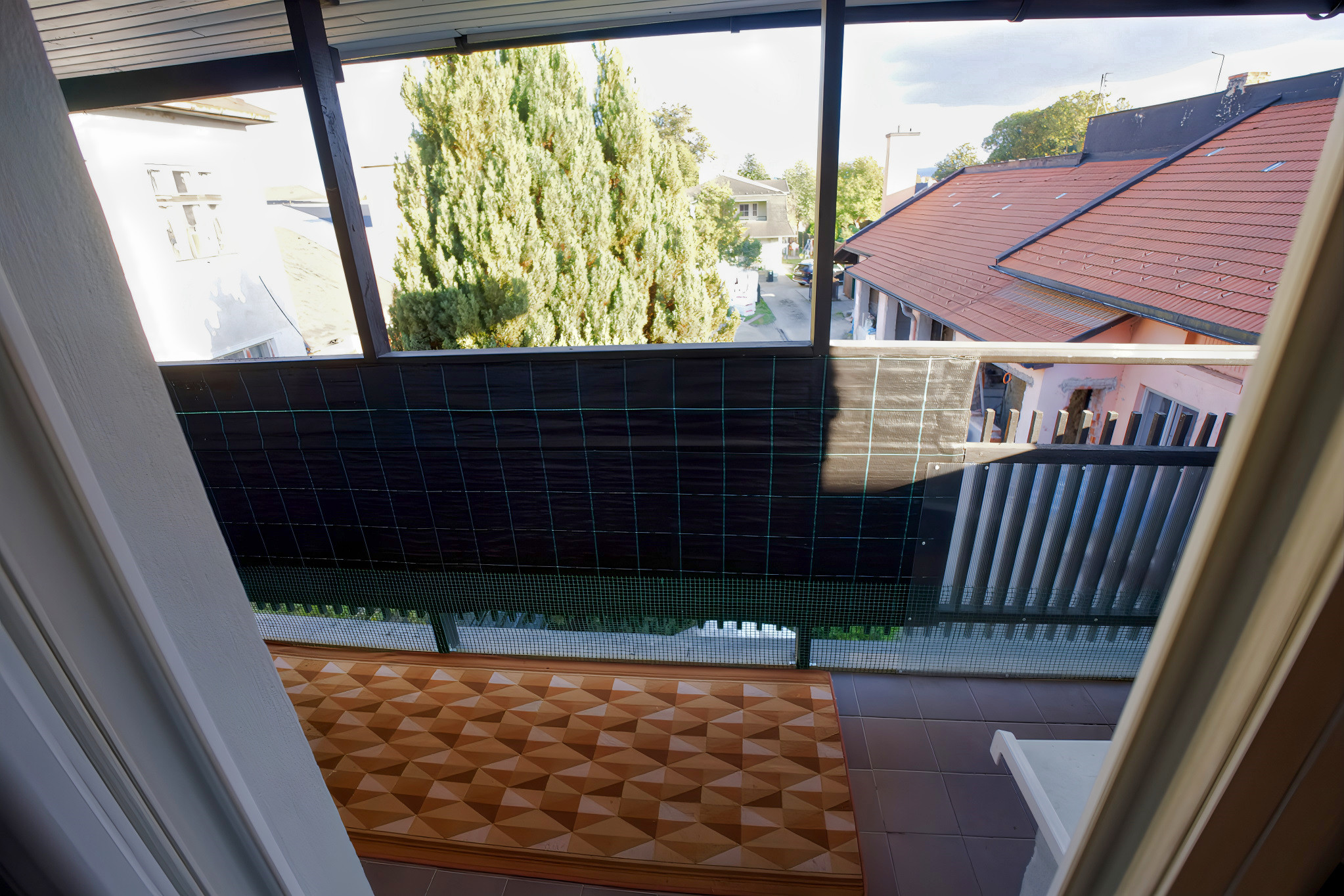 Byt 4+1 (135 m2) s loggiou blízko žel. stanice a centra Sp. Nová Ves