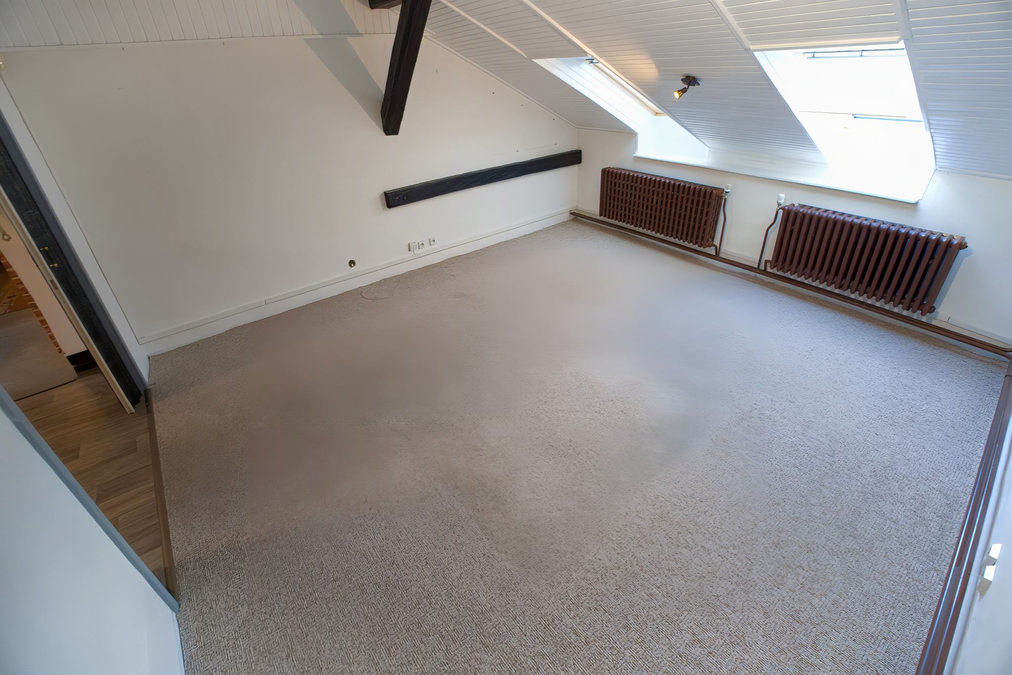 Byt 4+1 (135 m2) s loggiou blízko žel. stanice a centra Sp. Nová Ves