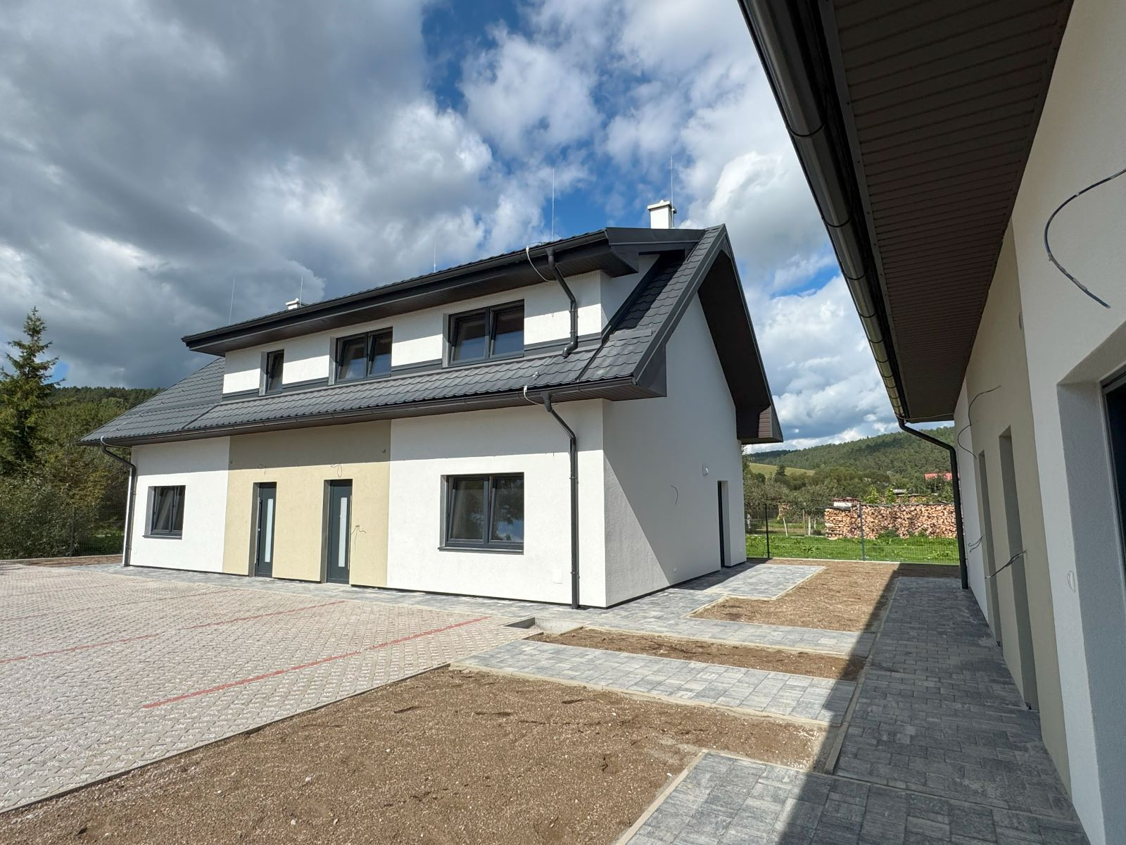 FINALIZUJEME ! Na predaj 3 a 4 -izbové byty v Danišovciach