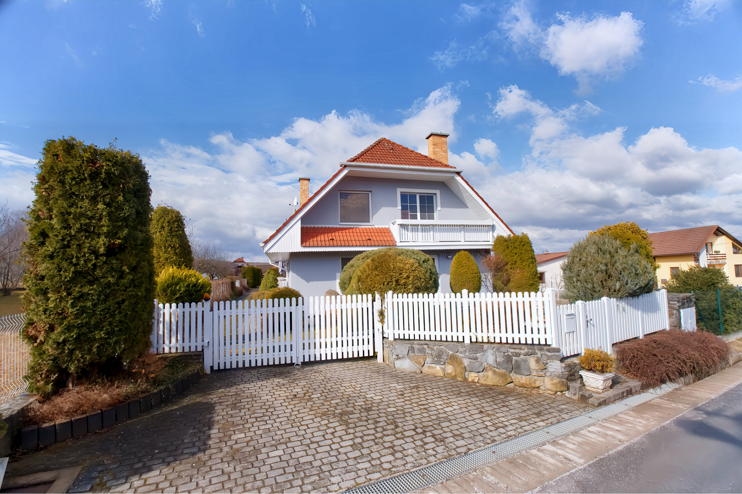 Rodinný dom s krásnou záhradou (922 m2) Markušovce pri SNV