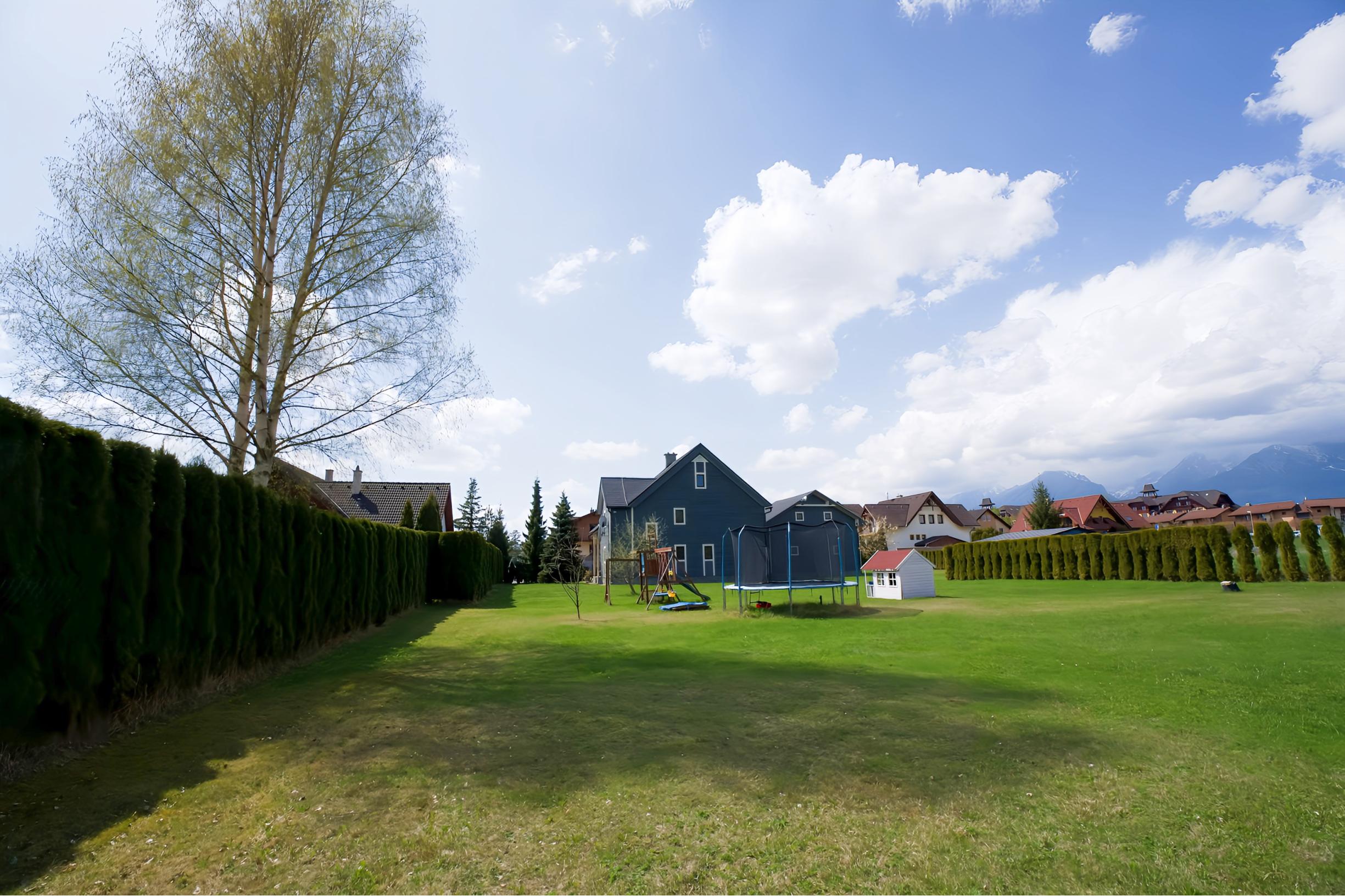 Multifunkčný dom s veľkým pozemkom (1656 m2) Veľká Lomnica