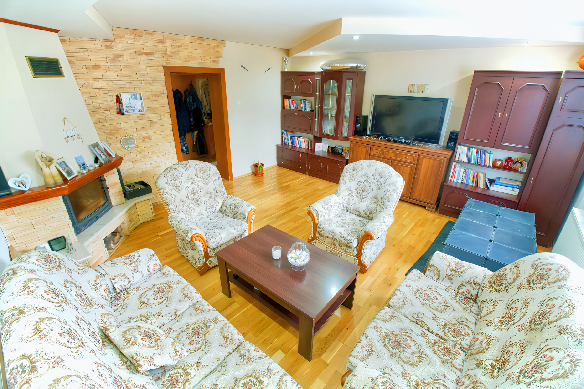 Rodinný dom (654 m2), garáž, altánok, záhrada Smižany