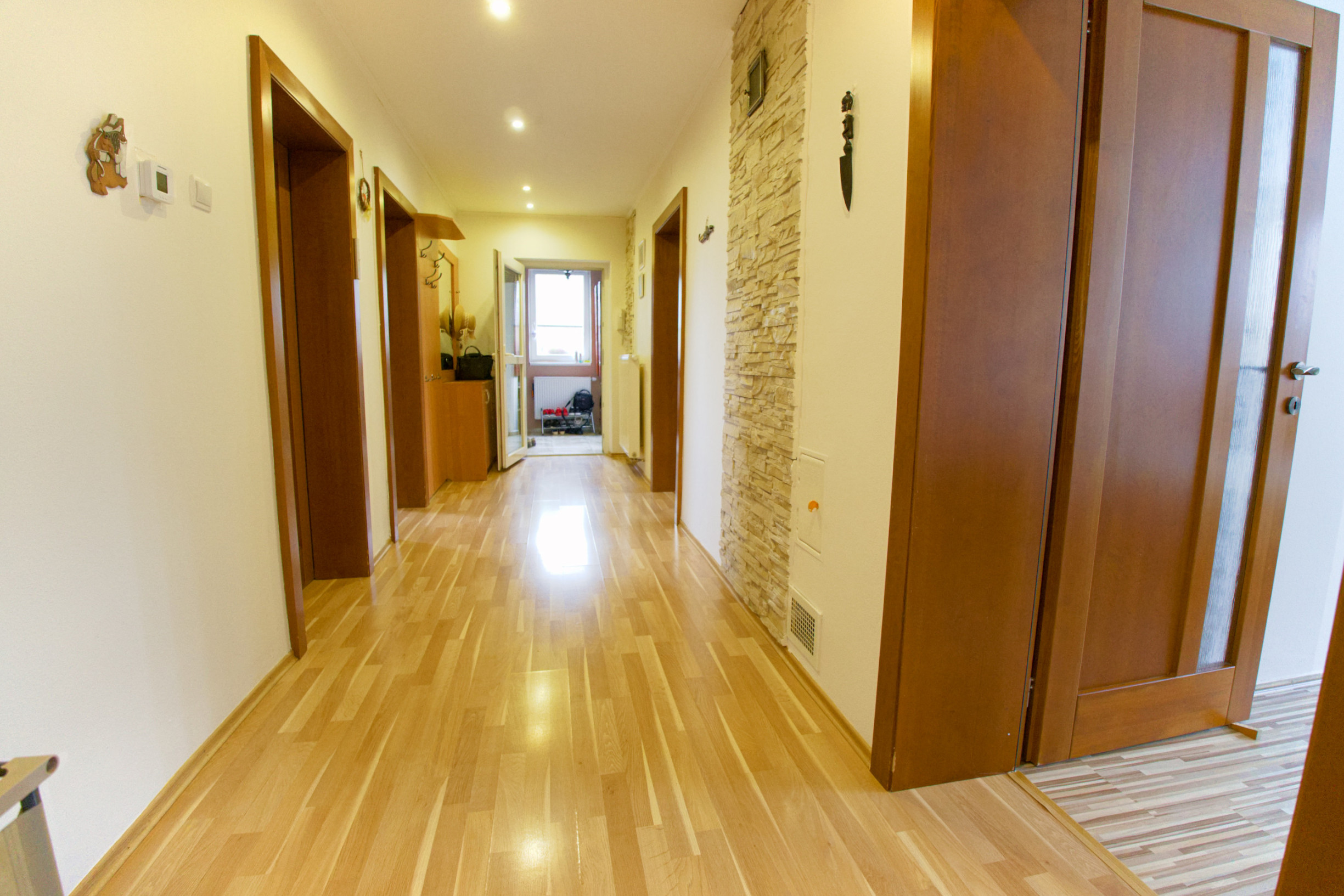 Rodinný dom (654 m2), garáž, altánok, záhrada Smižany