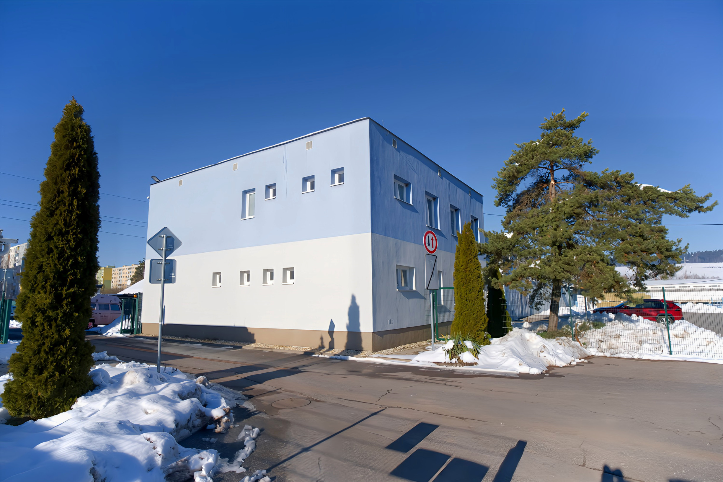 PRENÁJOM! Administratívny objekt v pokojnej lokalite sídl. Západ SNV