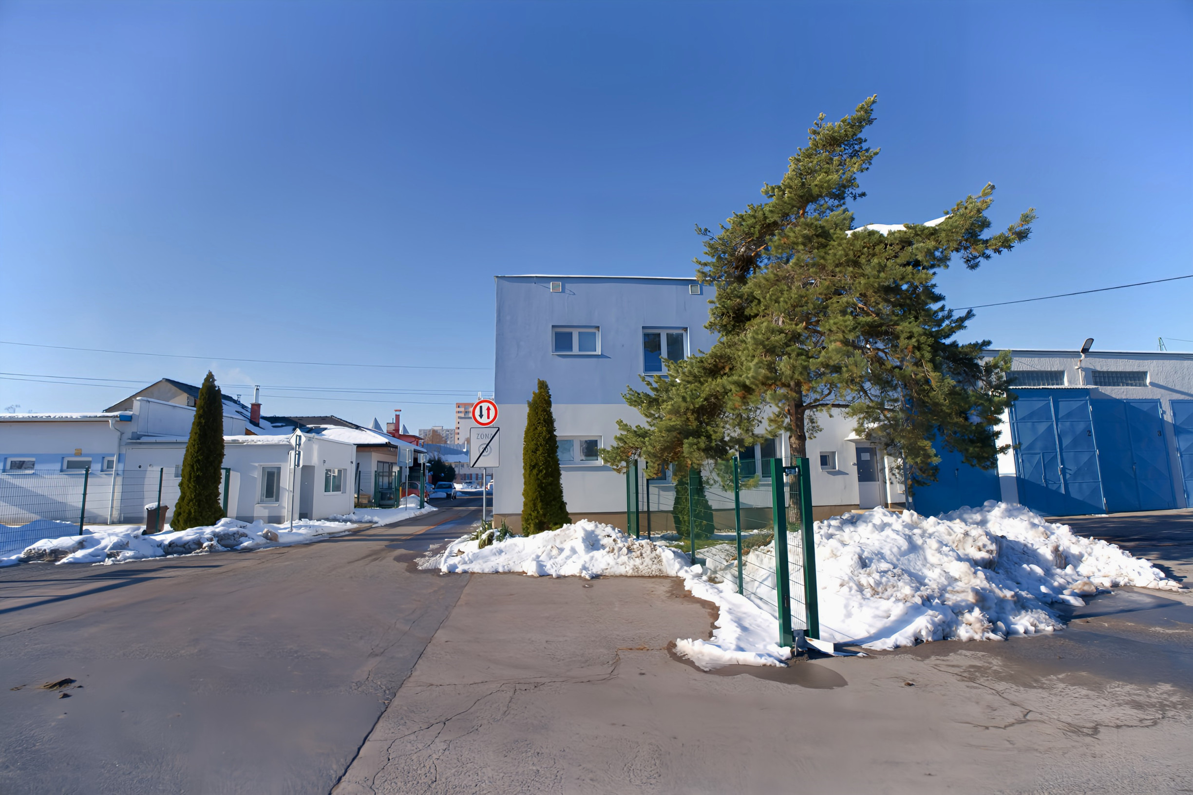 PRENÁJOM! Administratívny objekt v pokojnej lokalite sídl. Západ SNV