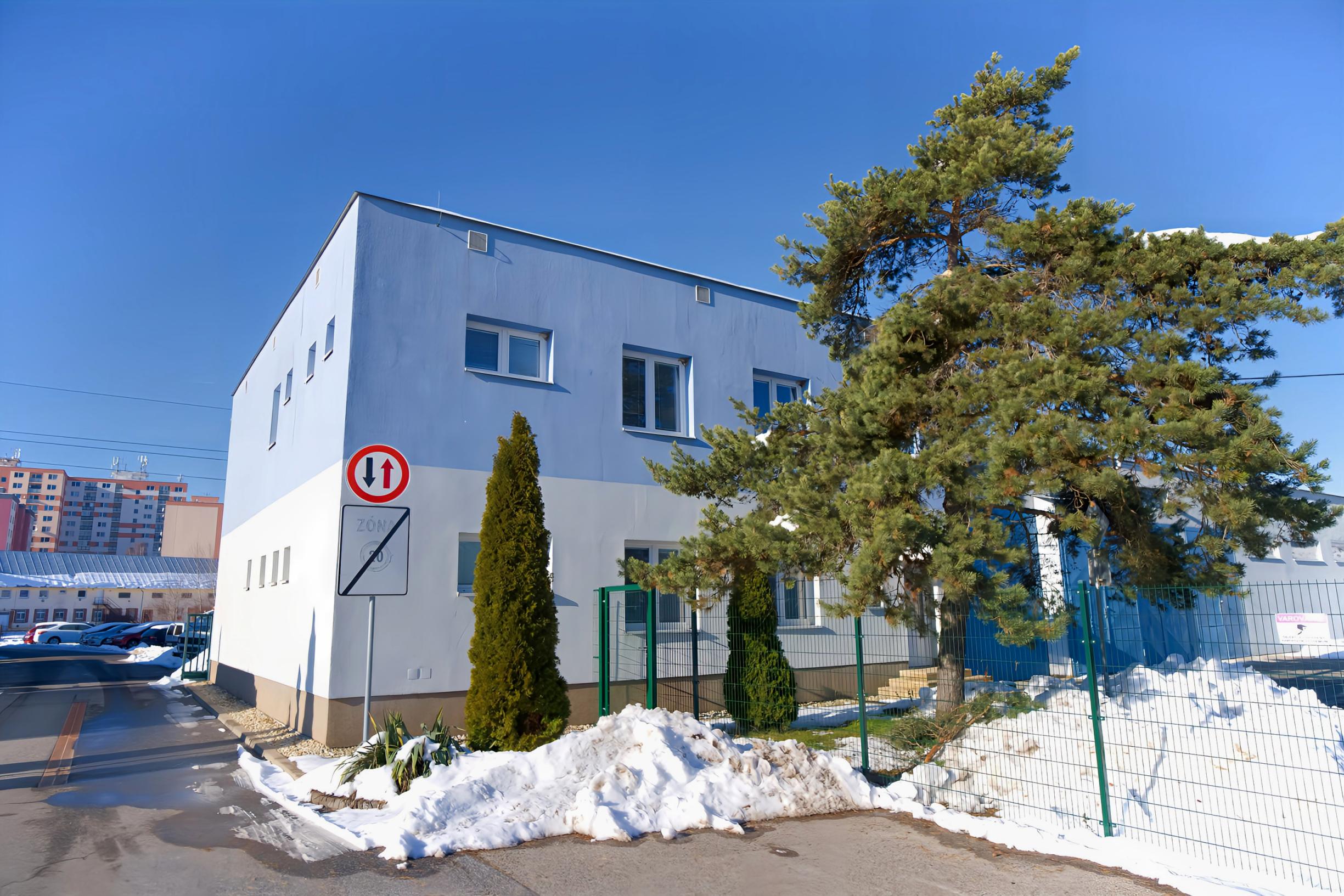 PRENÁJOM! Administratívny objekt v pokojnej lokalite sídl. Západ SNV