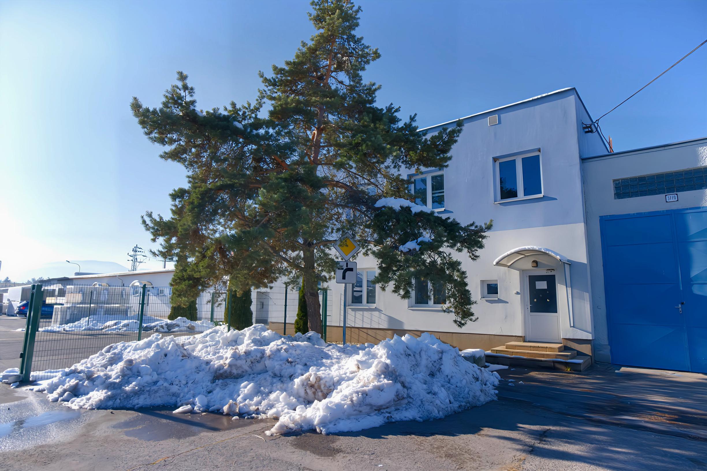 PRENÁJOM! Administratívny objekt v pokojnej lokalite sídl. Západ SNV