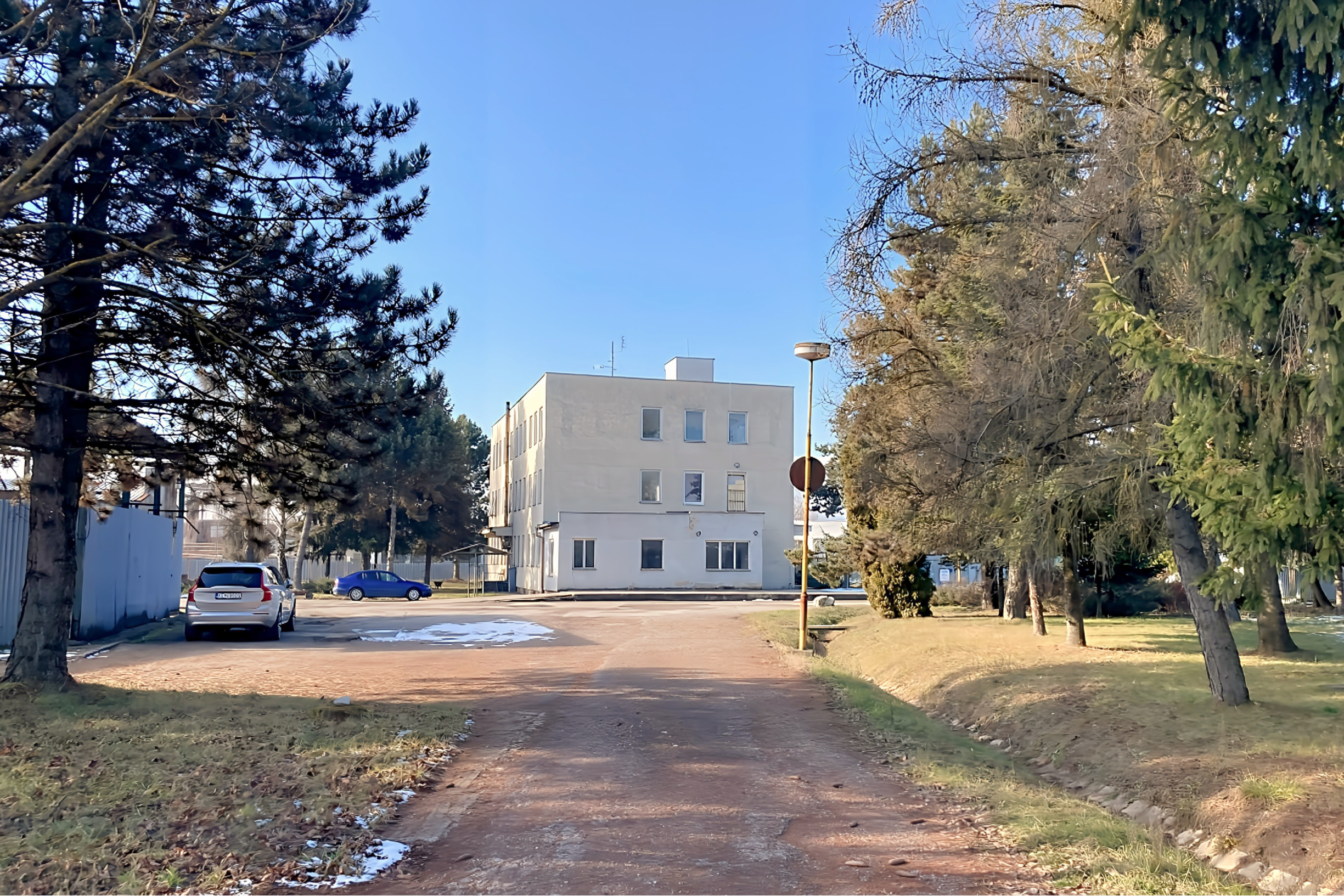 Podn. areál - adm, výroba, garáže, sklady (3,3 ha) neďaleko Košíc