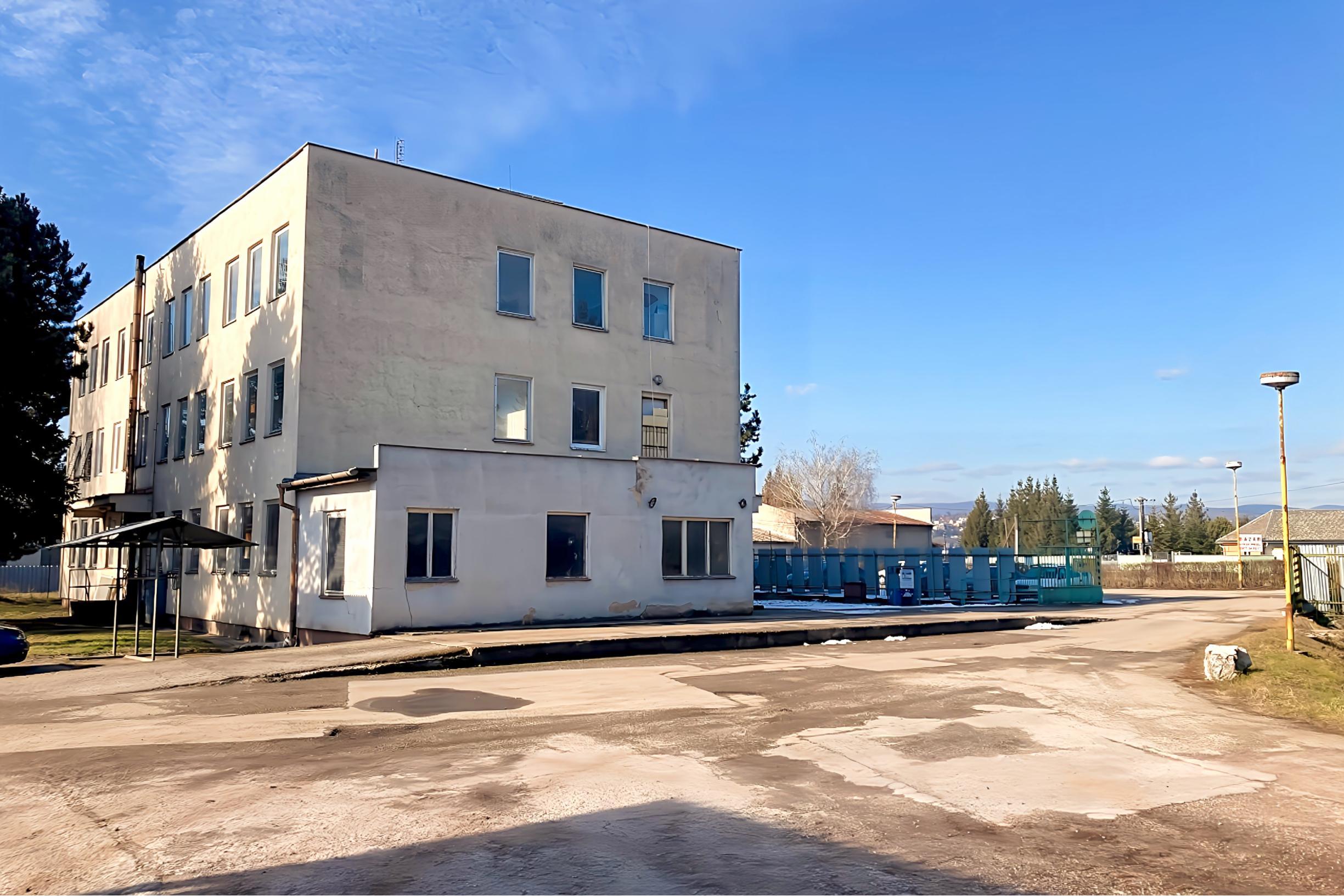 Podn. areál - adm, výroba, garáže, sklady (3,3 ha) neďaleko Košíc