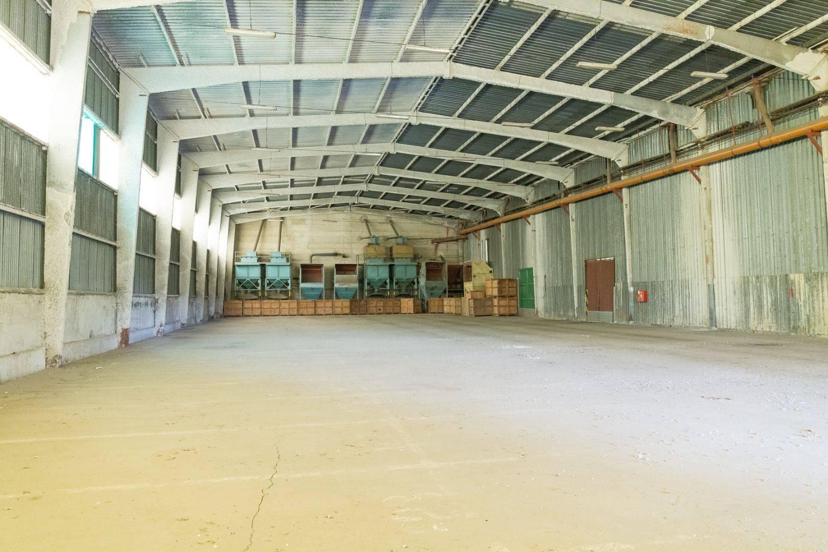 Podn. areál - adm, výroba, garáže, sklady (3,3 ha) neďaleko Košíc