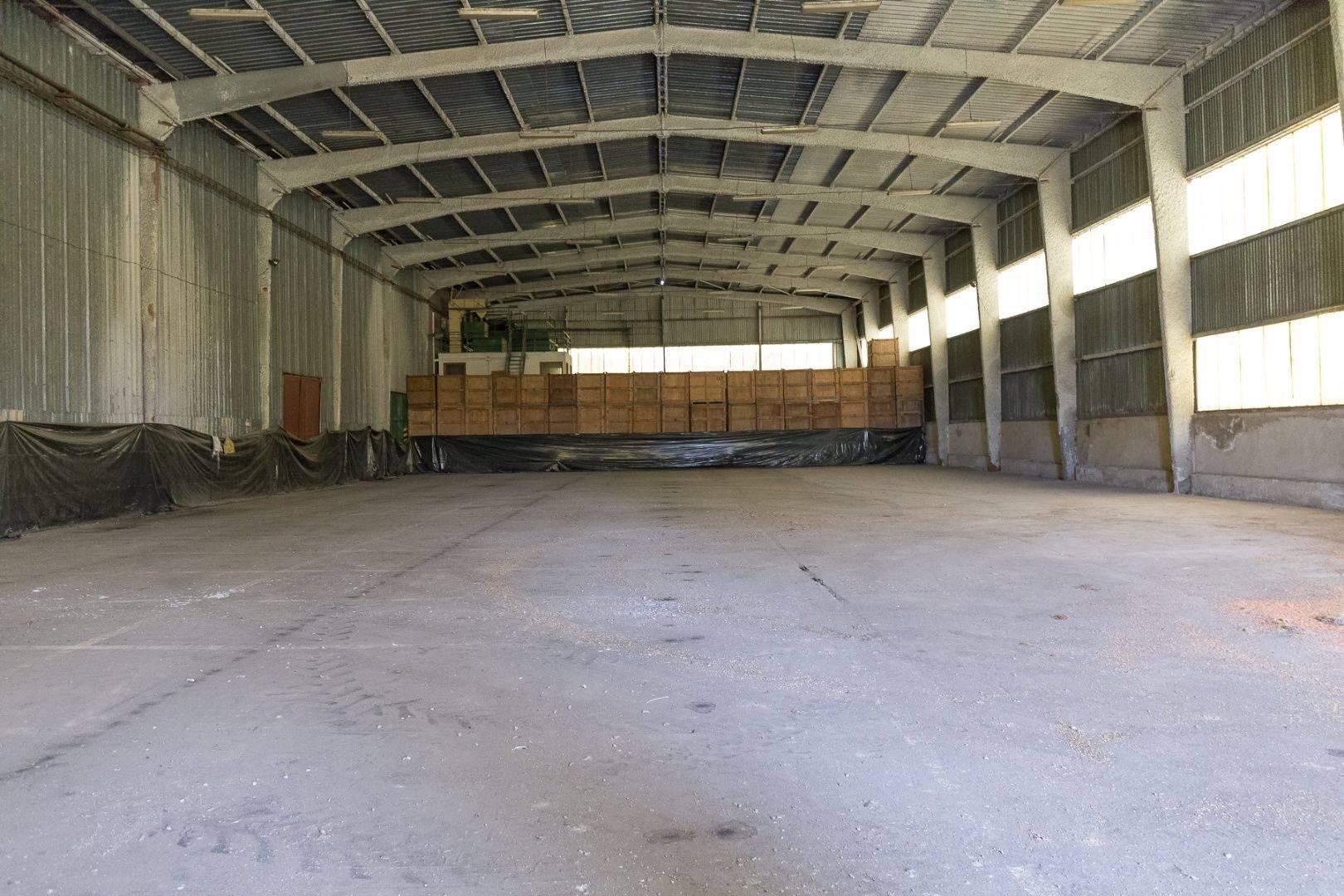 Podn. areál - adm, výroba, garáže, sklady (3,3 ha) neďaleko Košíc