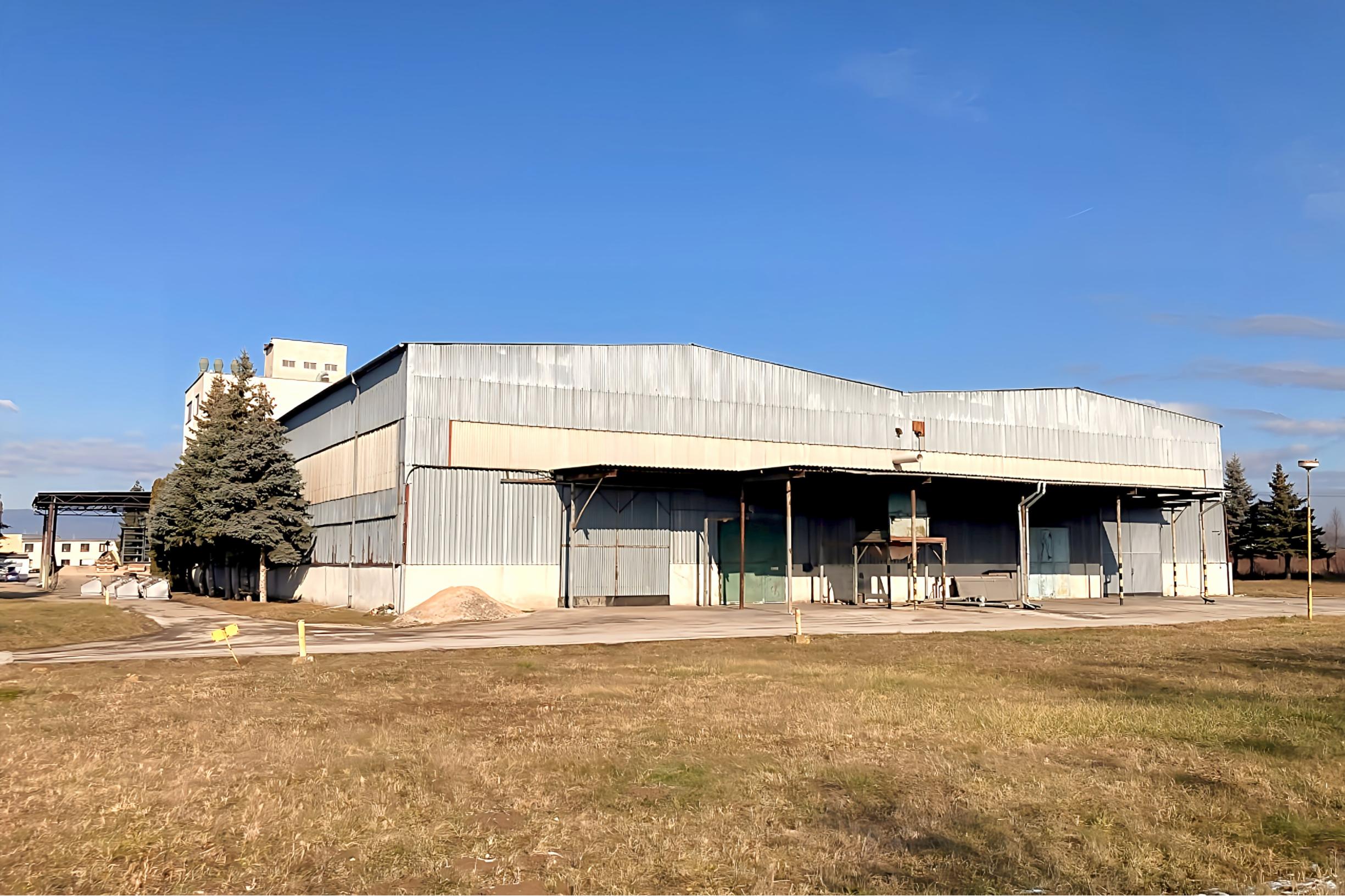 Podn. areál - adm, výroba, garáže, sklady (3,3 ha) neďaleko Košíc