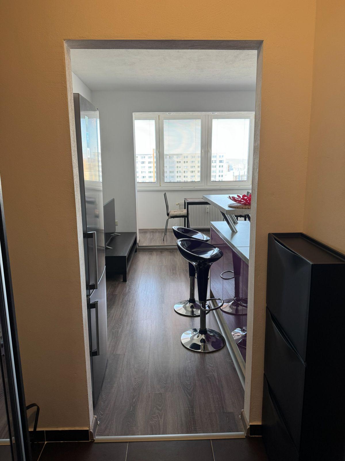 Prenájom 2-izbového bytu s loggiou, pivnicou a klimatizáciou