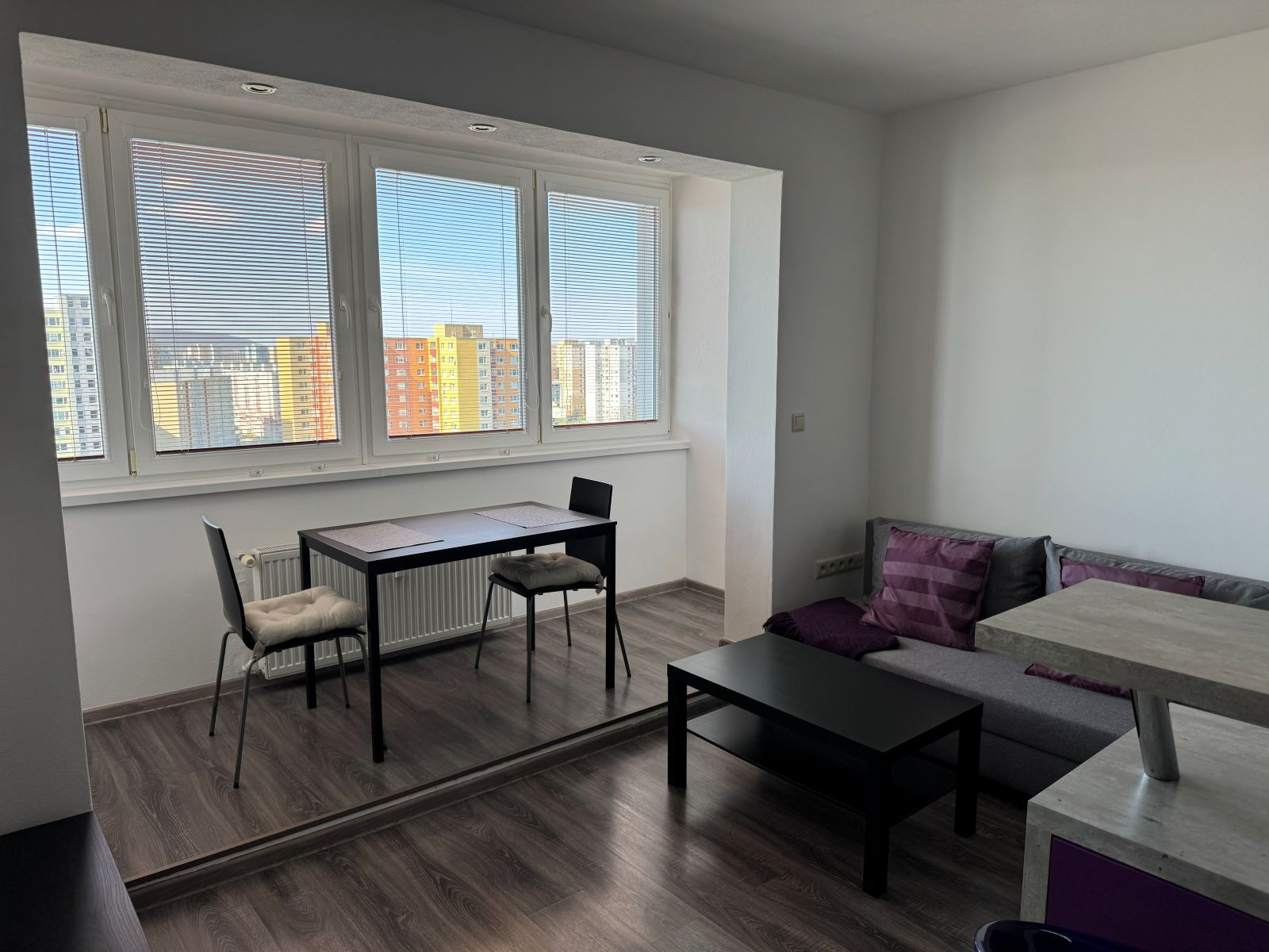 Prenájom 2-izbového bytu s loggiou, pivnicou a klimatizáciou