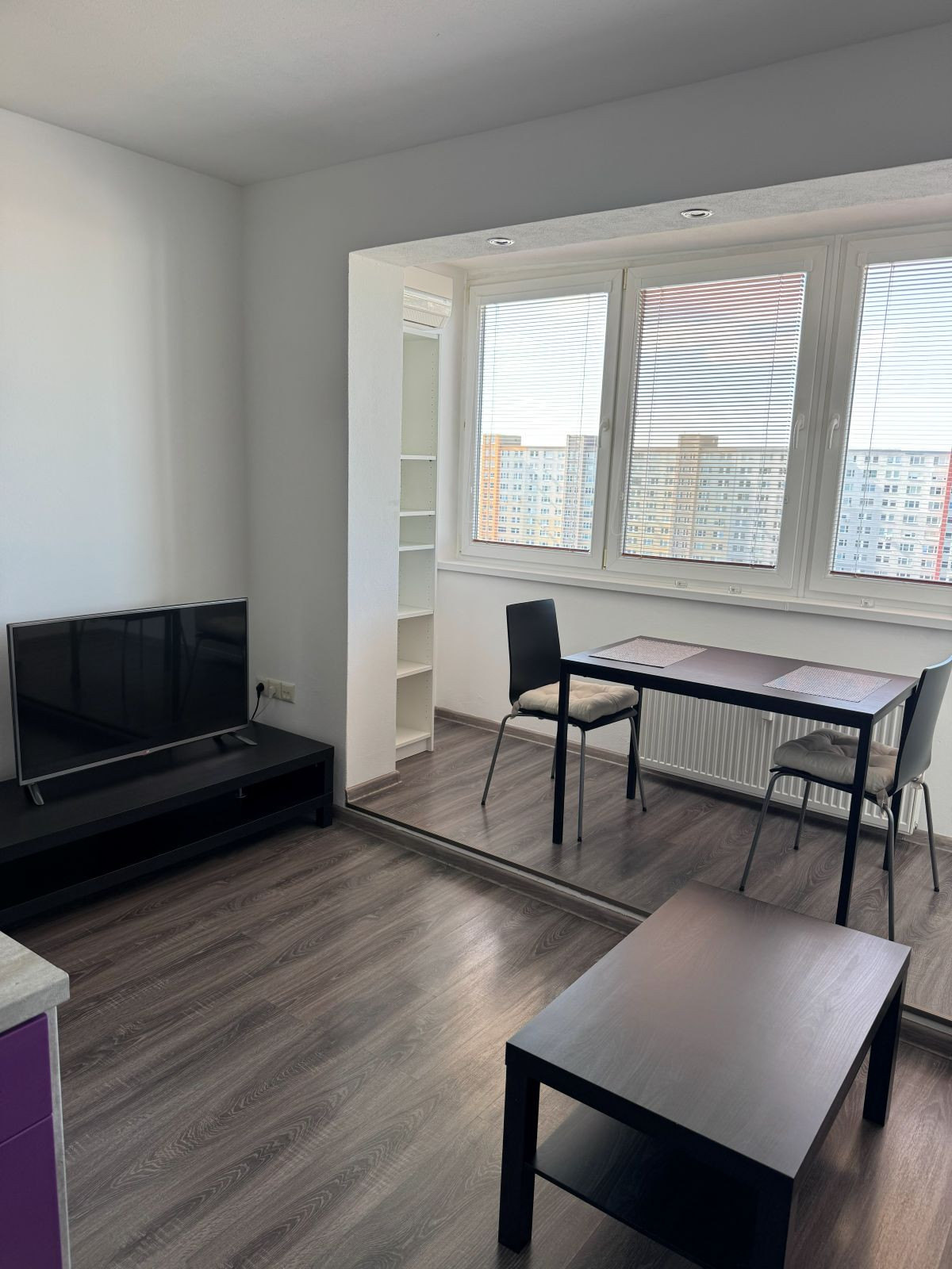 Prenájom 2-izbového bytu s loggiou, pivnicou a klimatizáciou