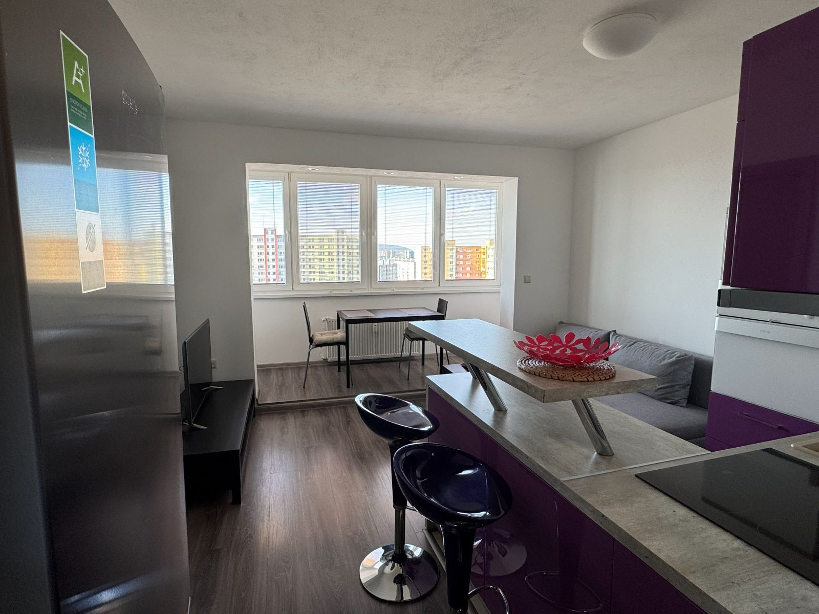 Prenájom 2-izbového bytu s loggiou, pivnicou a klimatizáciou