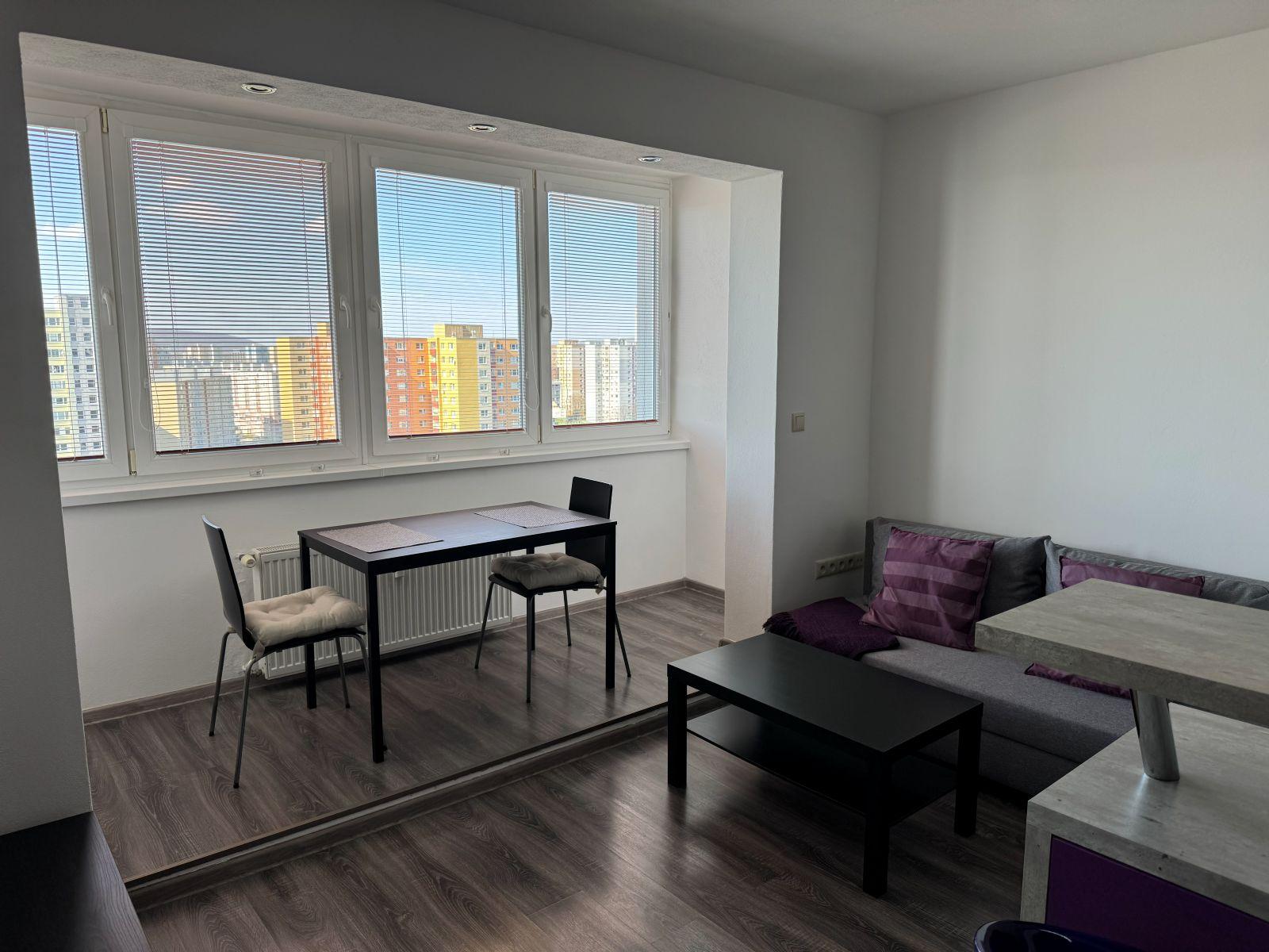 Prenájom 2-izbového bytu s loggiou, pivnicou a klimatizáciou