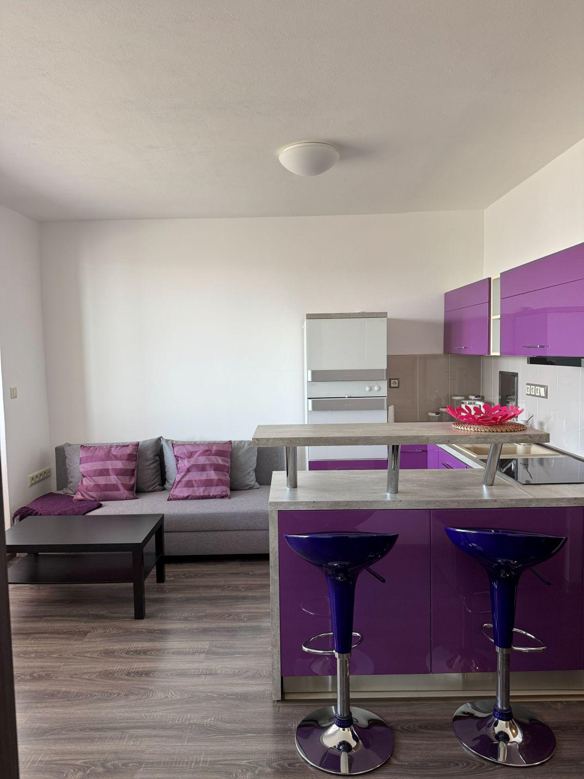 Prenájom 2-izbového bytu s loggiou, pivnicou a klimatizáciou