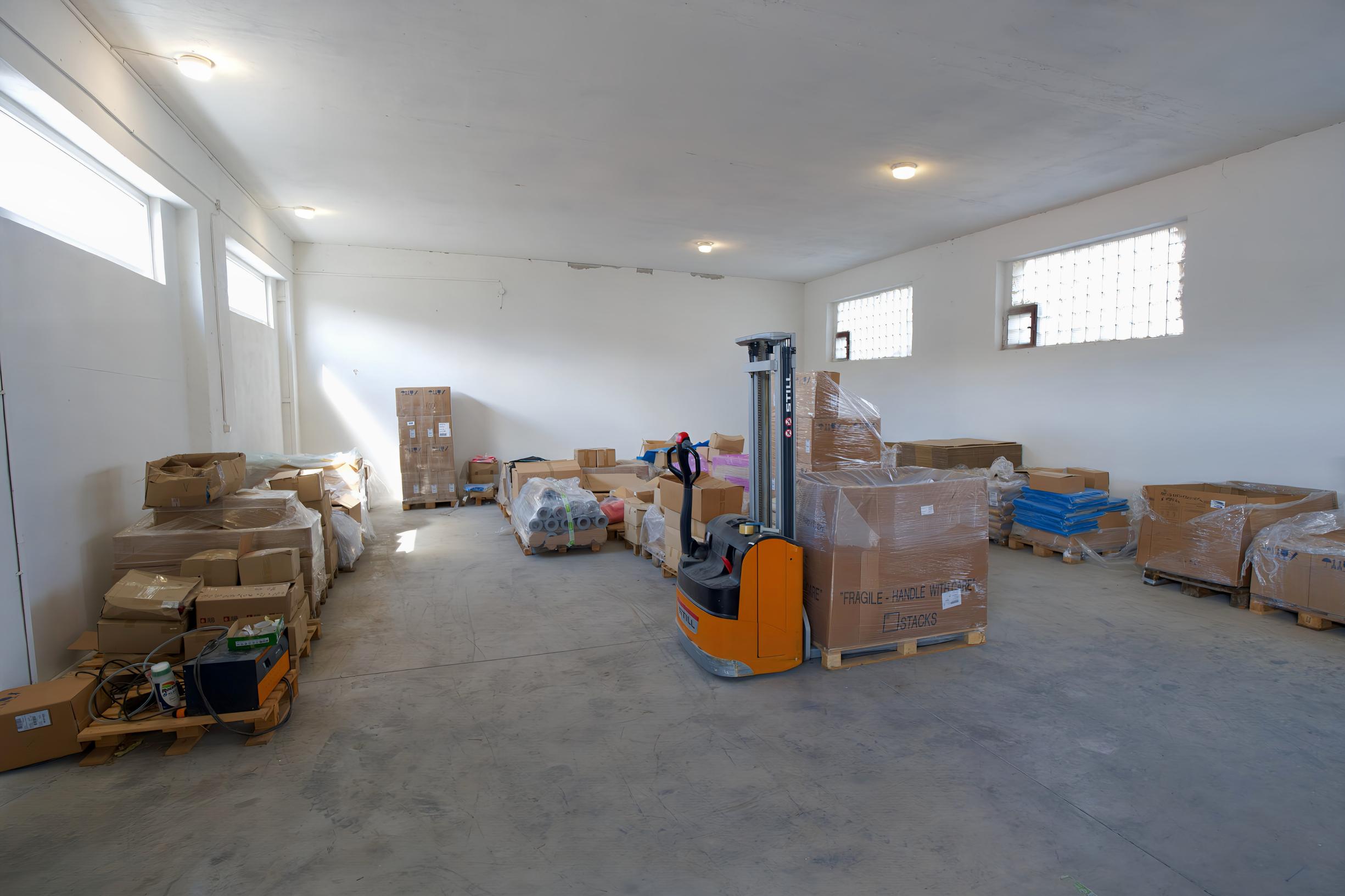 PRENÁJOM! Hala (189 m2) s kanceláriou (48 m2), AREÁL ZÁPAD SNV