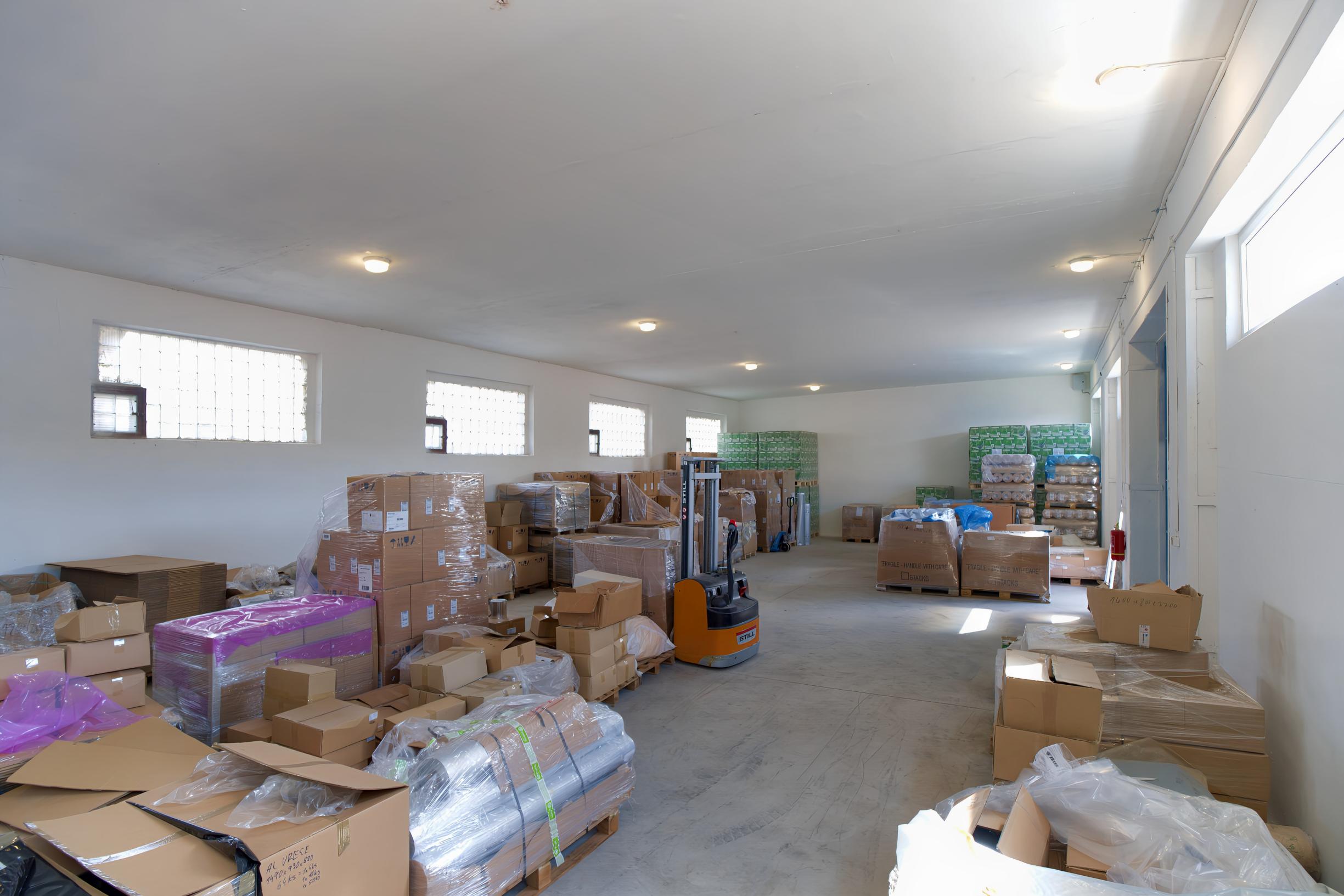 PRENÁJOM! Hala (189 m2) s kanceláriou (48 m2), AREÁL ZÁPAD SNV