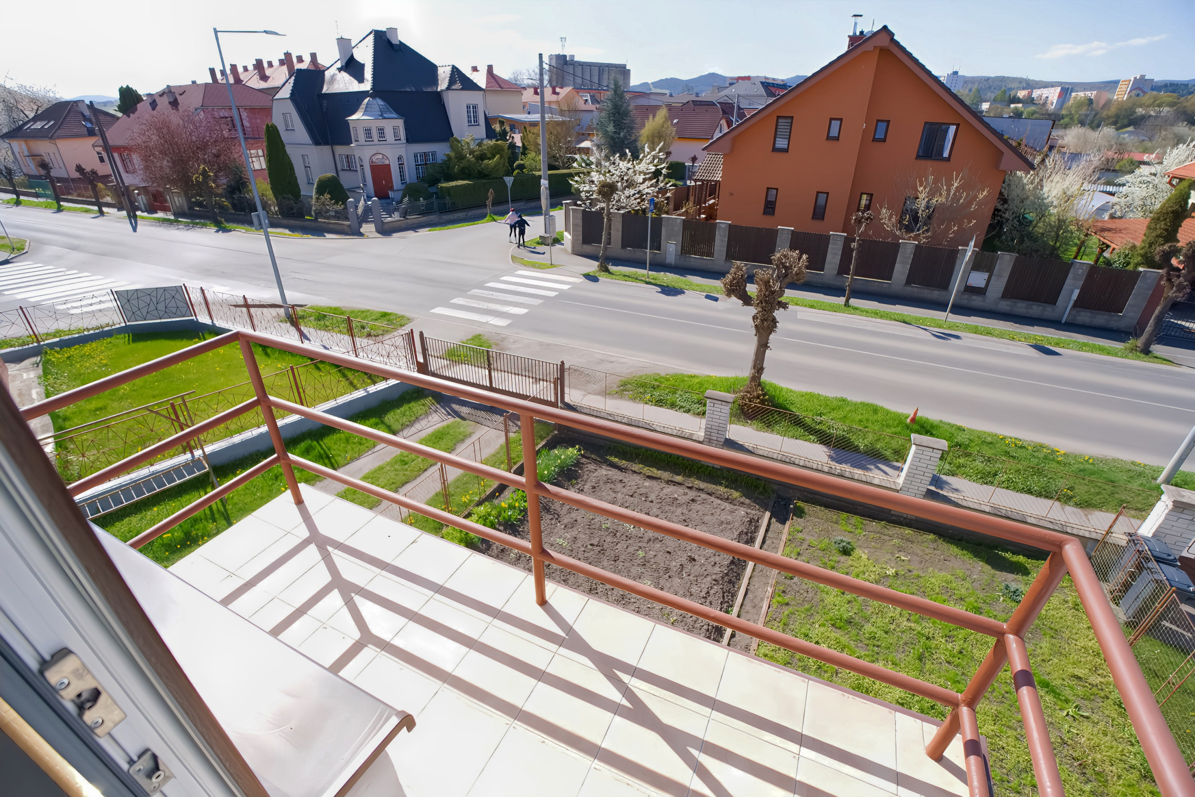 Byt 3+1 (109 m²) s 2 balkónmi, garážou a záhradou, centrum Spišská Nová Ves