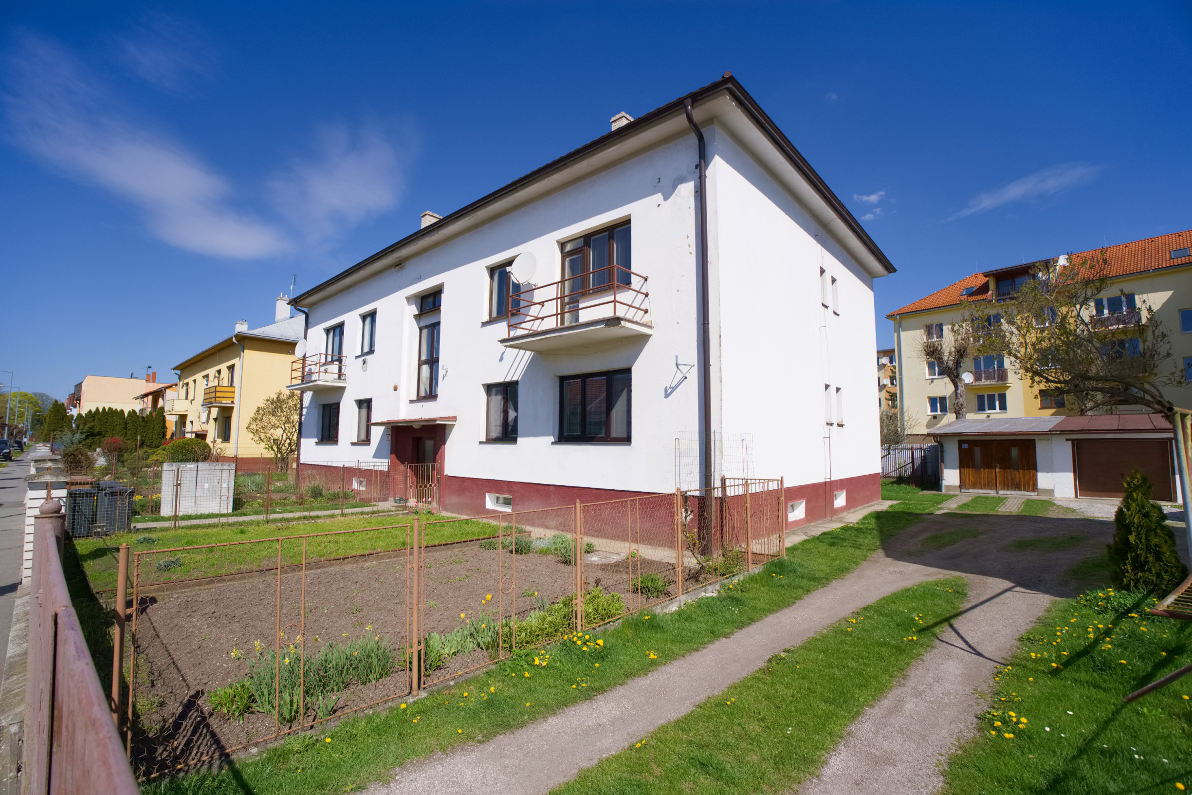 Byt 3+1 (109 m²) s 2 balkónmi, garážou a záhradou, centrum Spišská Nová Ves