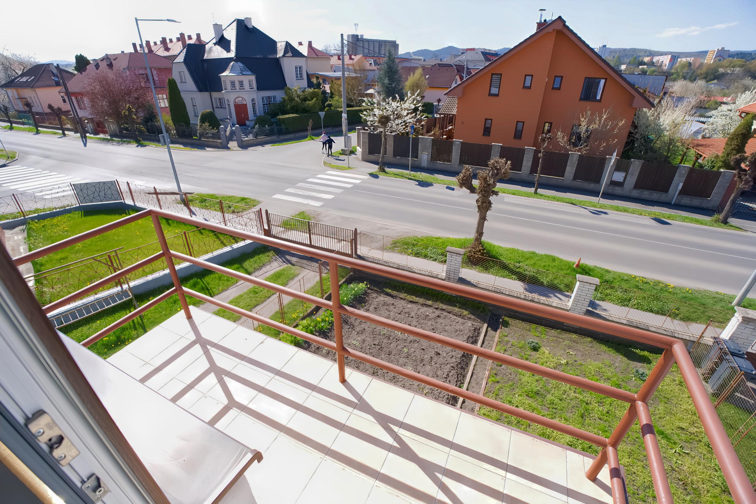 Byt 3+1 (109 m²) s 2 balkónmi, garážou a záhradou, centrum Spišská Nová Ves