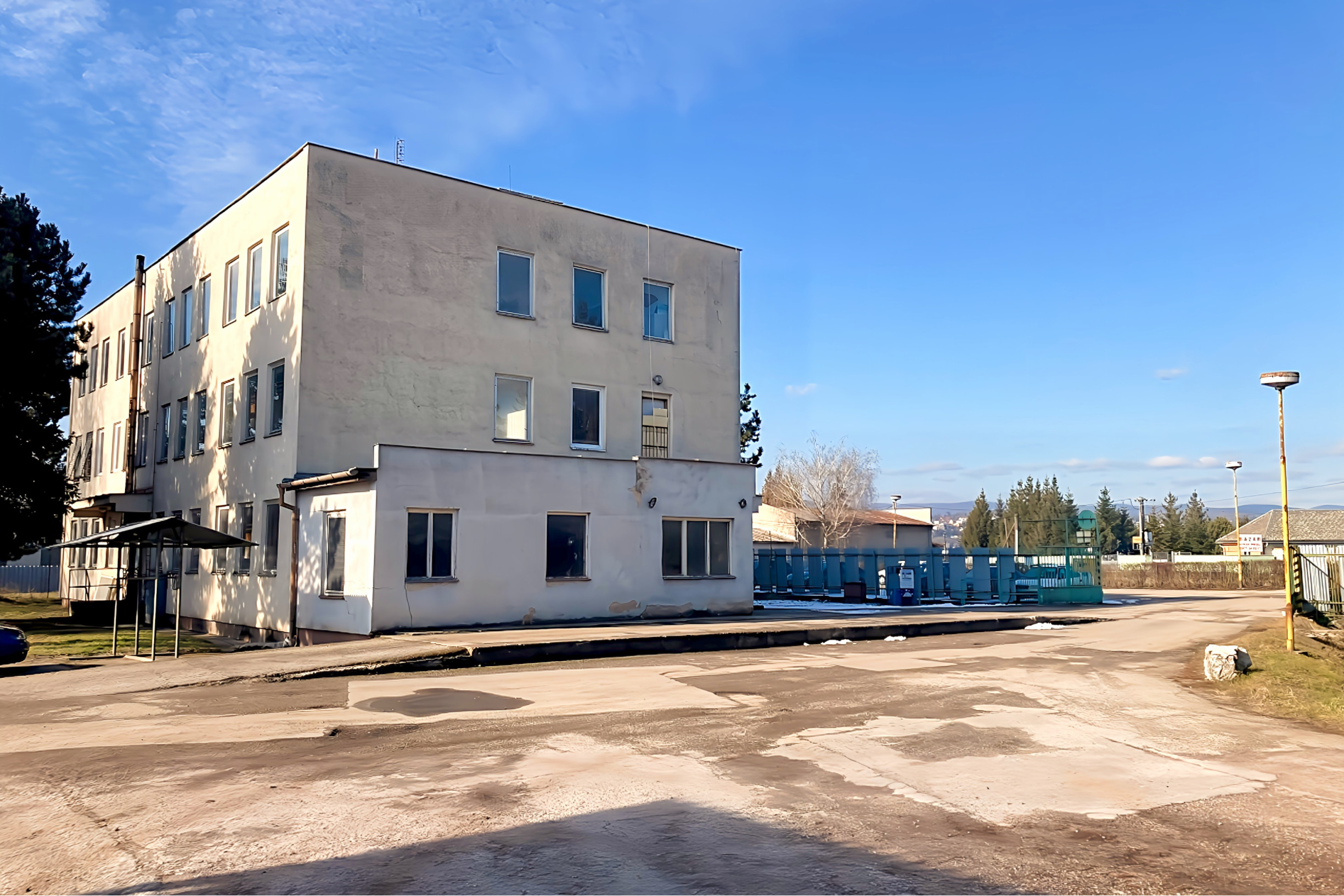 Podn. areál - adm, výroba, garáže, sklady (3,3 ha) neďaleko Košíc