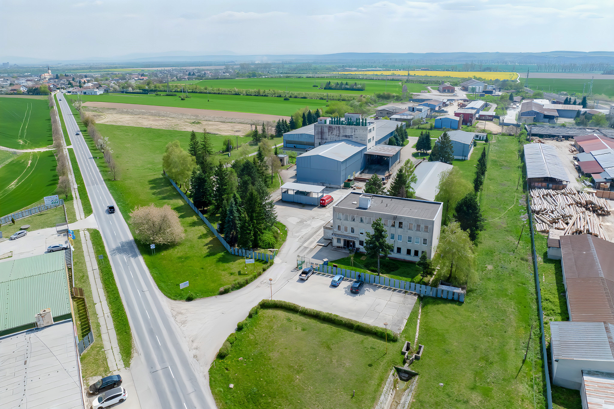 Podn. areál - adm, výroba, garáže, sklady (3,3 ha) neďaleko Košíc