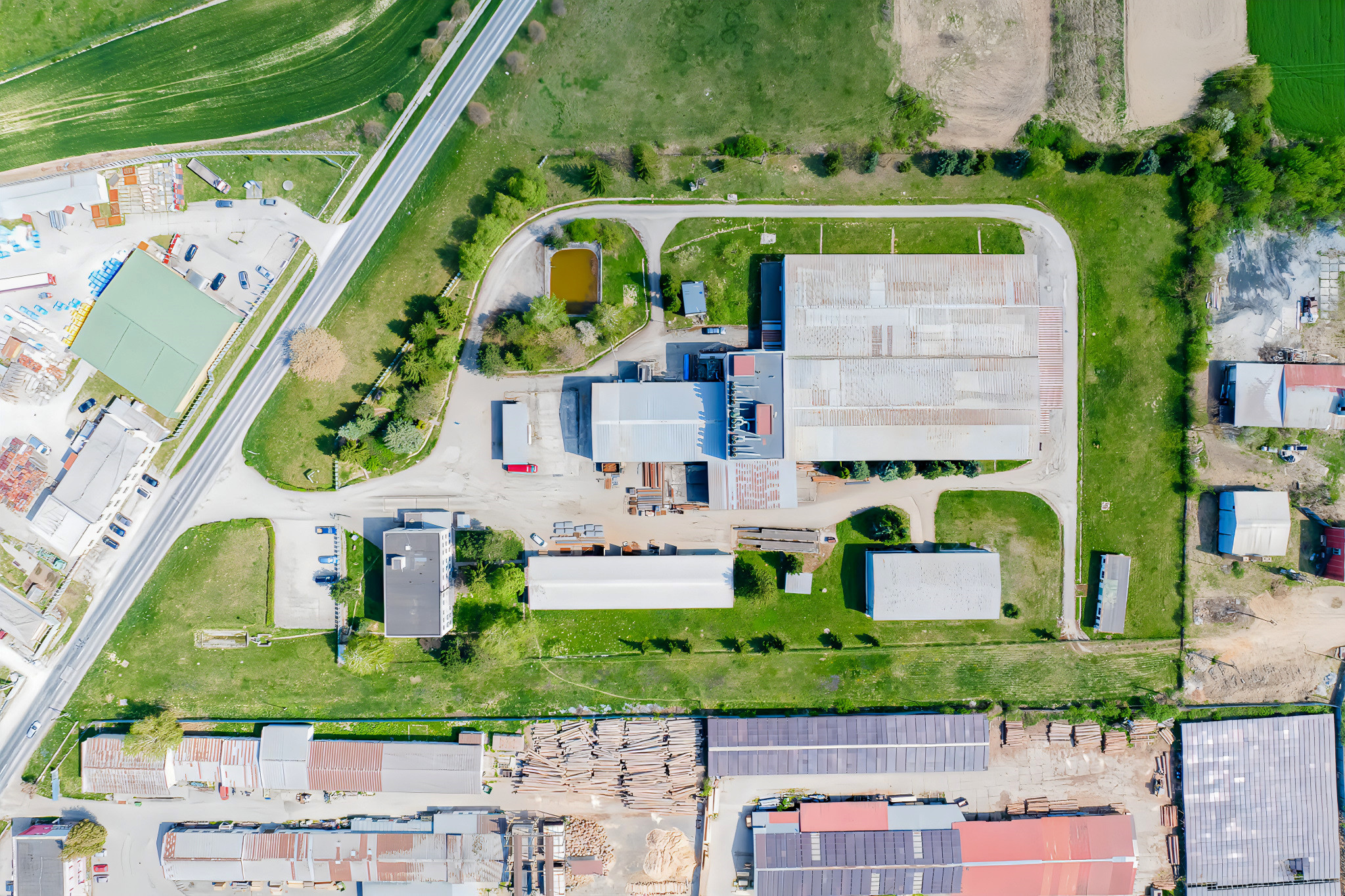 Podn. areál - adm, výroba, garáže, sklady (3,3 ha) neďaleko Košíc