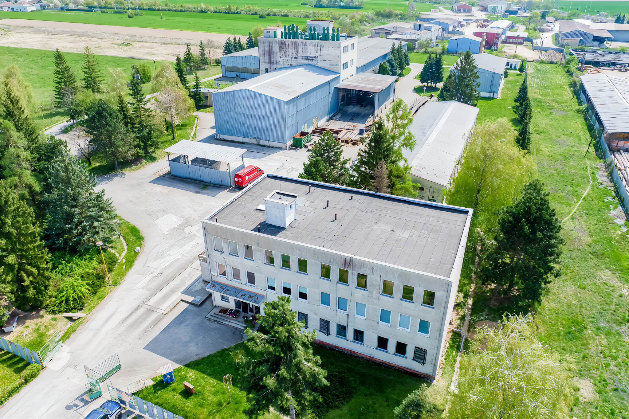 Podn. areál - adm, výroba, garáže, sklady (3,3 ha) neďaleko Košíc