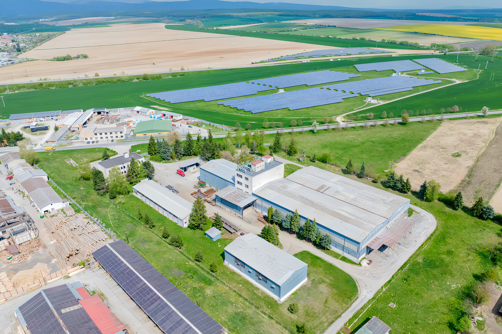 Podn. areál - adm, výroba, garáže, sklady (3,3 ha) neďaleko Košíc