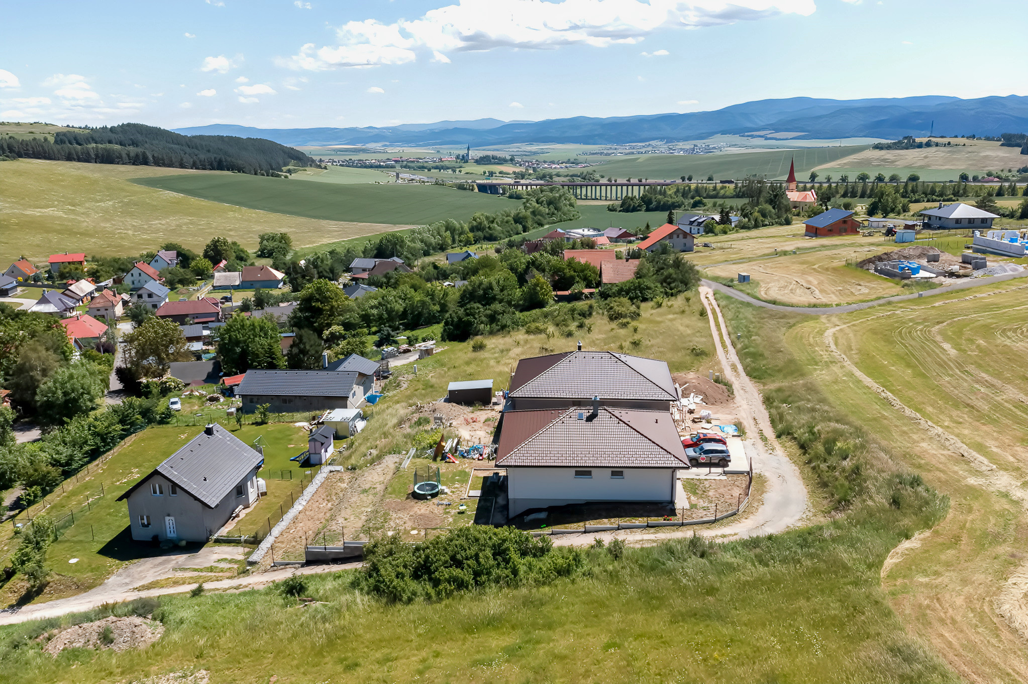 Stavebný pozemok (1000 m2) na križovatke ciest Čenčice