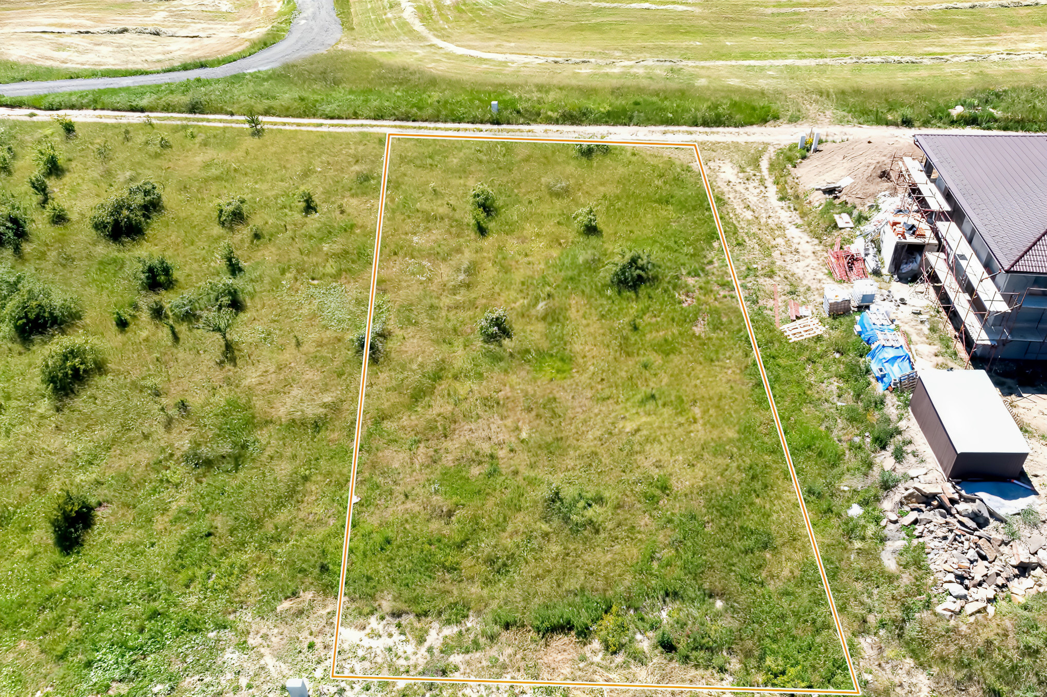 Stavebný pozemok (1000 m2) na križovatke ciest Čenčice