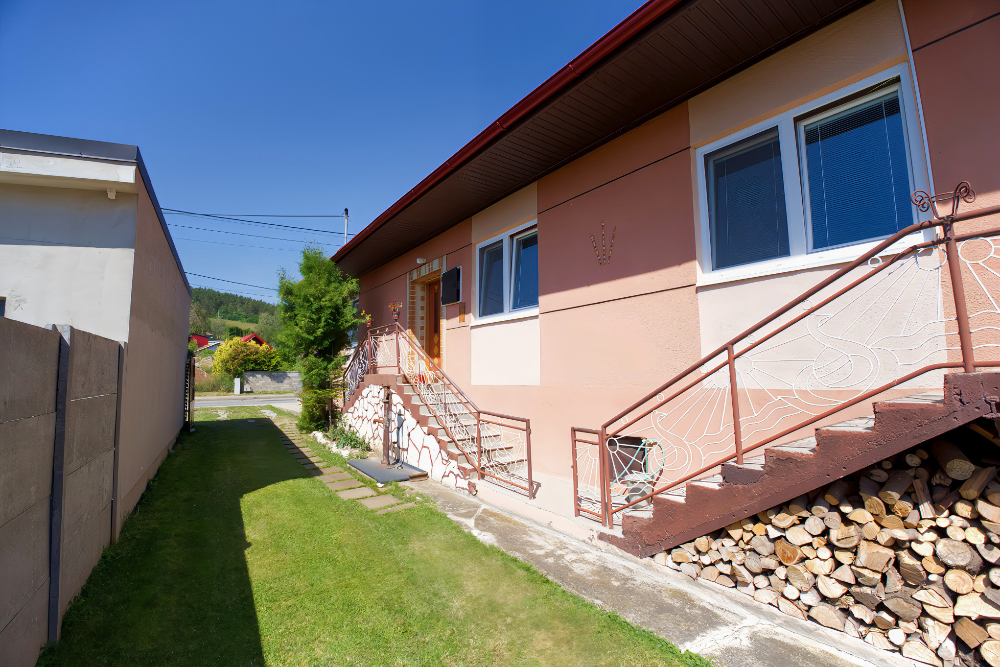 Rodinný dom (1 293 m²) s  veľkou záhradou a stodolou, Domaňovce